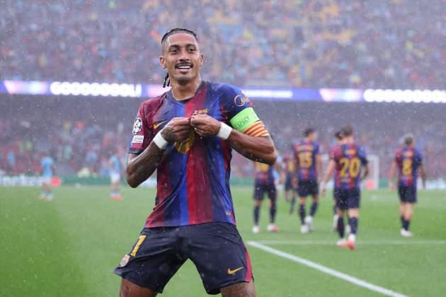EuropaPress 7761285 raphinha dias belloli of fc barcelona celebrates after scoring his teams