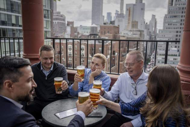 La primera ministra de Dinamarca, Mette Frederiksen (al centre), el líder de Groenlàndia, Jens Frederik Nielsen (esquerra), i el ministre d'Afers Exteriors de Groenlàndia, Mute B. Egede, prenent una cervesa amb les seves delegacio La primera ministra de Dinamarca, Mette Frederiksen (al centre), el líder de Groenlàndia, Jens Frederik Nielsen (esquerra), i el ministre d'Afers Exteriors de Groenlàndia, Mute B. Egede, prenent una cervesa amb les seves delegacio