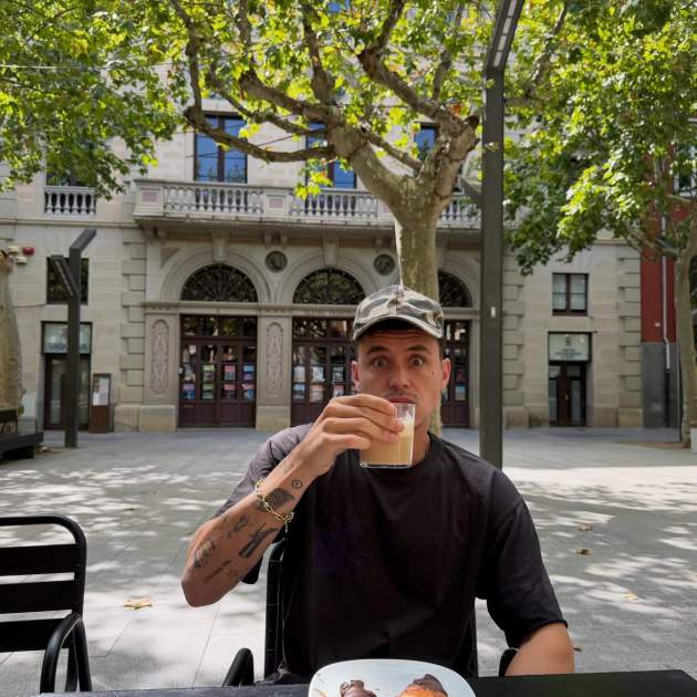 Aron Piper esmorzant a Olot / Instagram Aron Piper esmorzant a Olot / Instagram