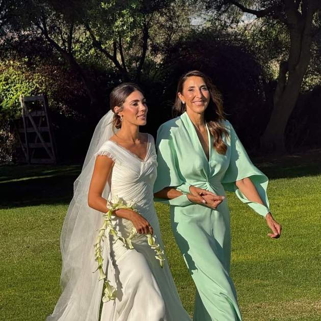 Anna Ferrer Padilla arribant a l'altar del braç de la seva mare, Paz Padilla / Instagram Anna Ferrer Padilla arribant a l'altar del braç de la seva mare, Paz Padilla / Instagram