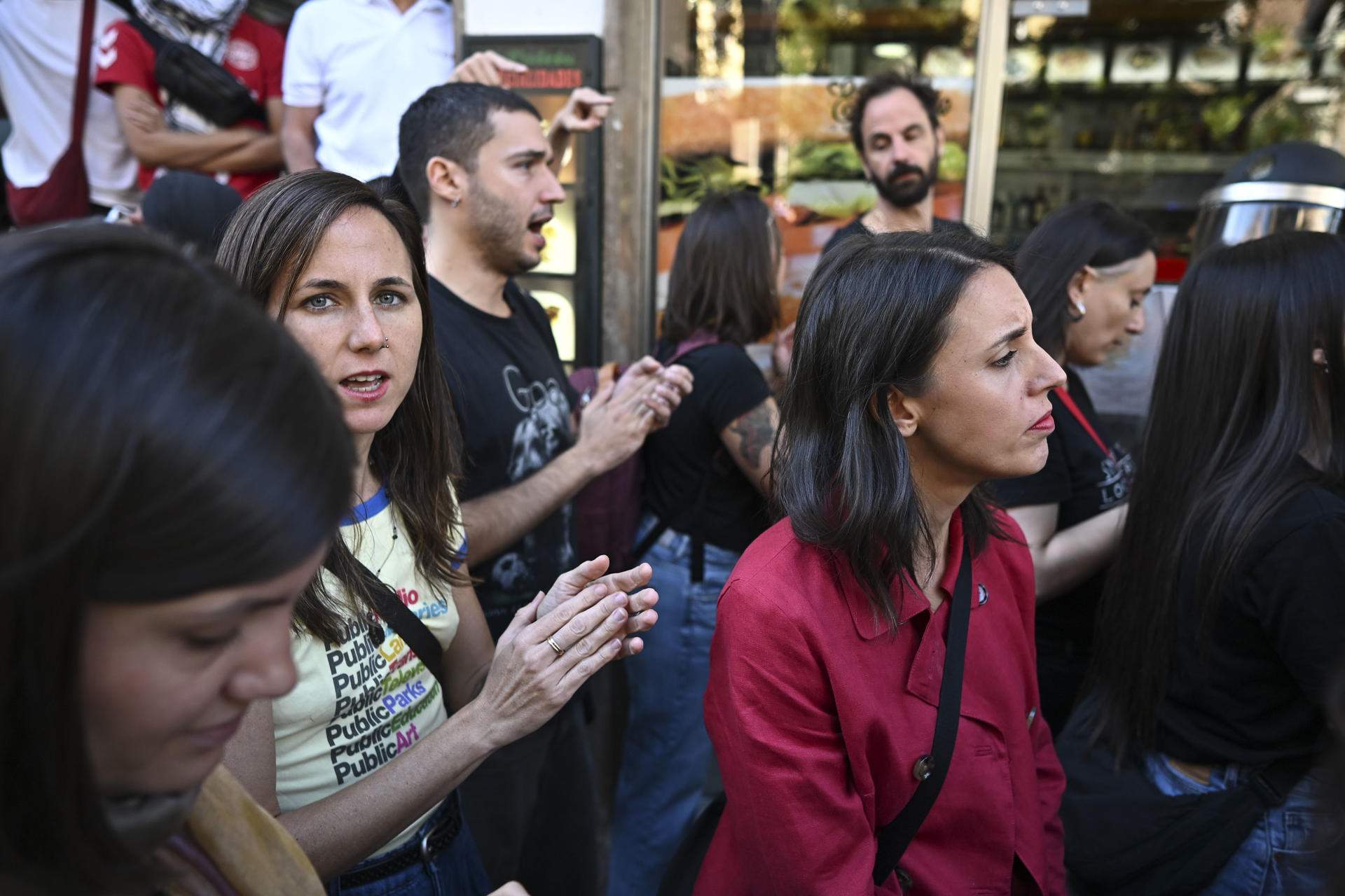 Un policía corta a Irene Montero en el desahucio de Maricarmen: "Escuche, deje de soliviantar a la masa"