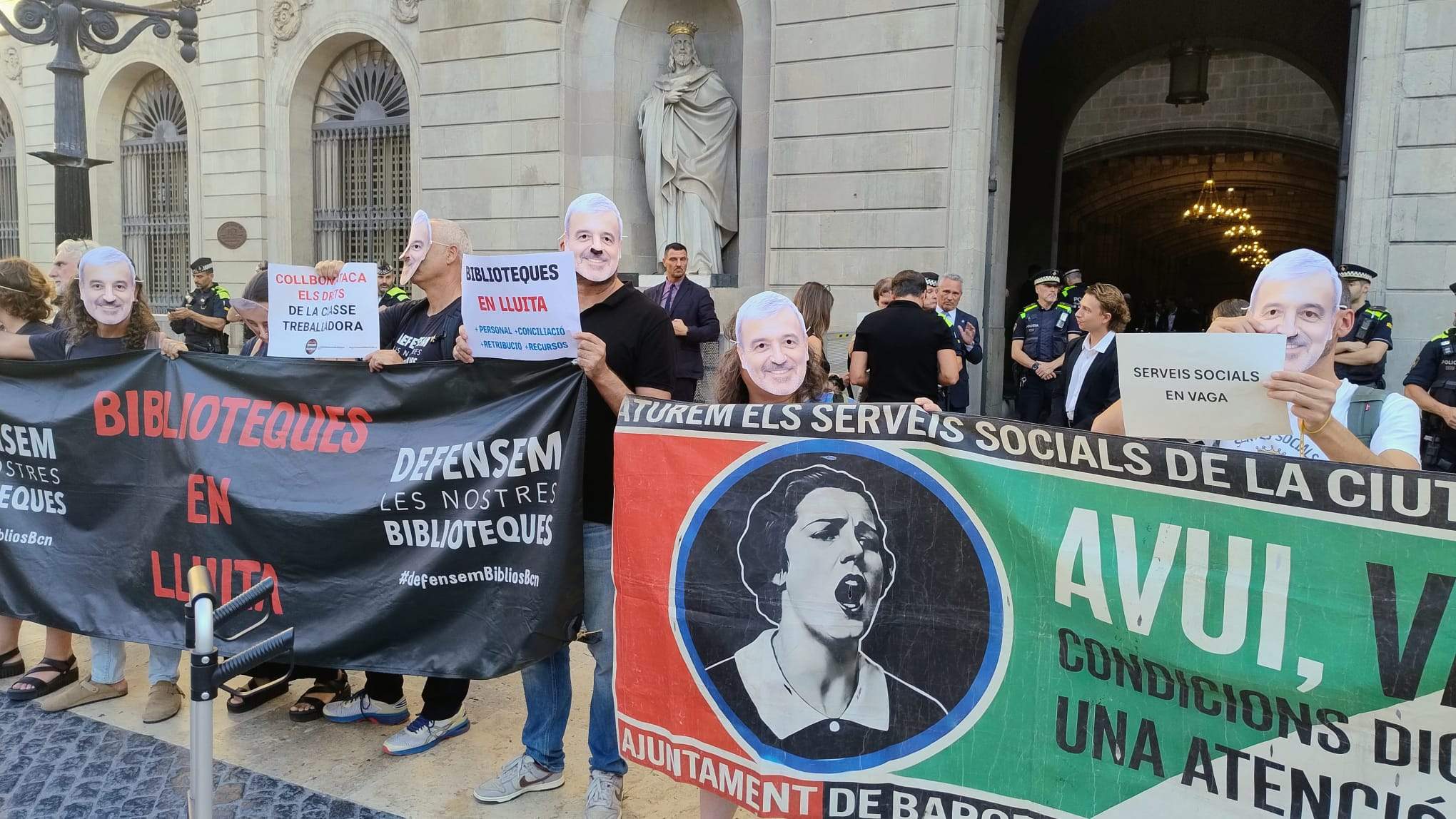 La prèvia al pregó de la Mercè 2026: els bibliotecaris protesten amb caretes de Collboni