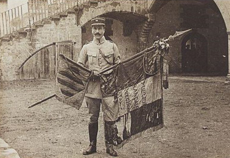 L'Assemblea Nacional de França ret homenatge als voluntaris catalans de la Primera Guerra Mundial. Voluntari català amb la bandera de la Legió francesa i la senyera de Catalunya. Font Arxiu d'El Nacional