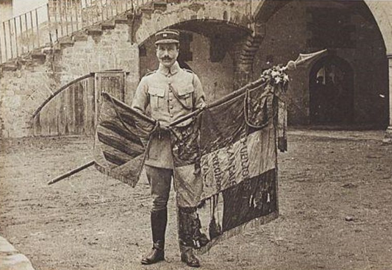 La Asamblea nacional de Francia rinde homenaje a los voluntarios catalanes de la Primera Guerra Mundial. Voluntario catalán con la bandera de la Legión francesa y la bandera de Catalunya. Fuente Archivo de El Nacional