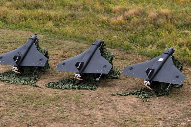 Tres drons d’ala delta preparats sobre el terreny. L’alerta compartida amb diversos governs europeus apunta a possibles operacions russes amb aparells no tripulats llançats des del mar. Tres drons d’ala delta preparats sobre el terreny. L’alerta compartida amb diversos governs europeus apunta a possibles operacions russes amb aparells no tripulats llançats des del mar.