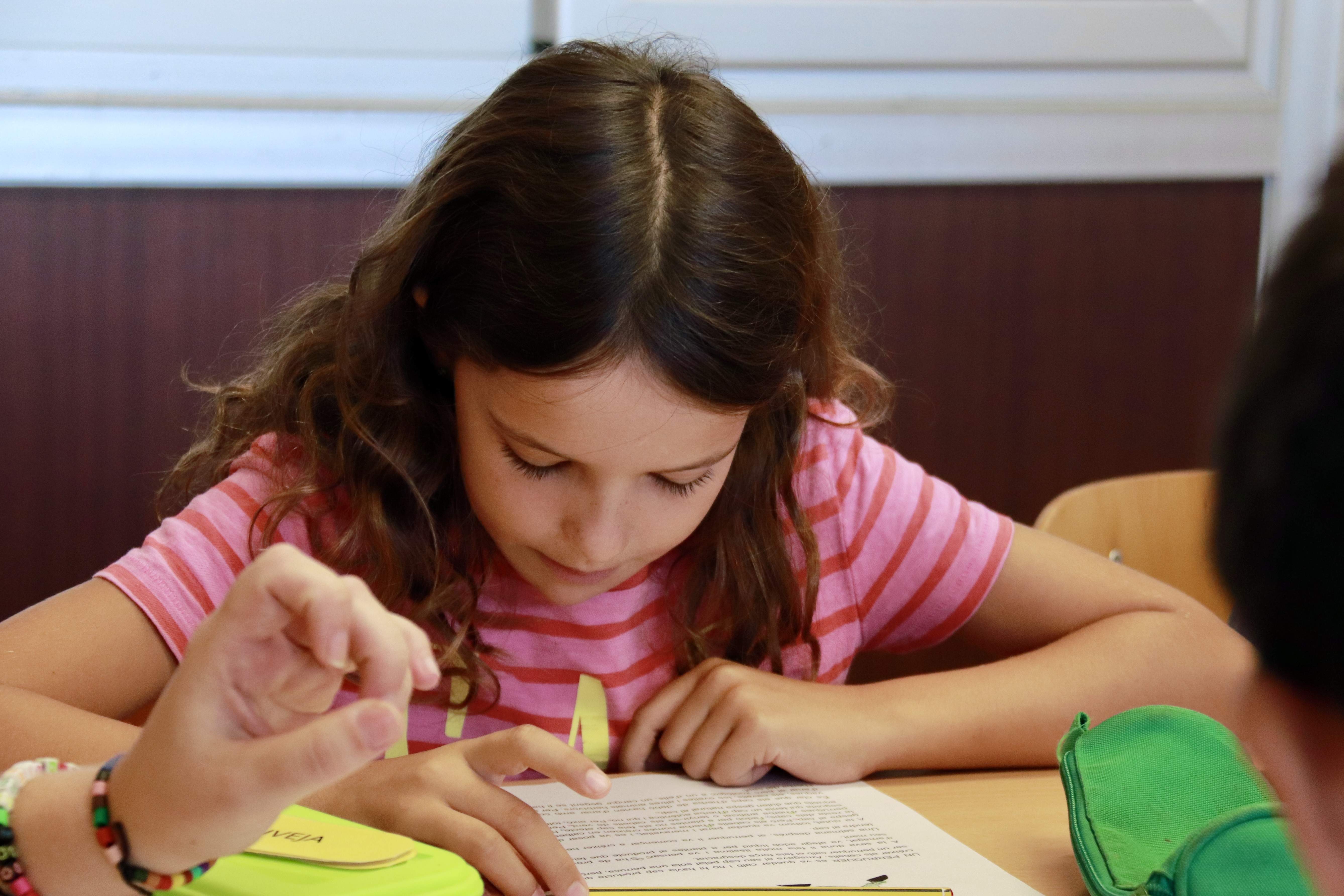 Educació recupera les lectures obligatòries i torna a posar el focus en escriure a mà: “Un retorn urgent”
