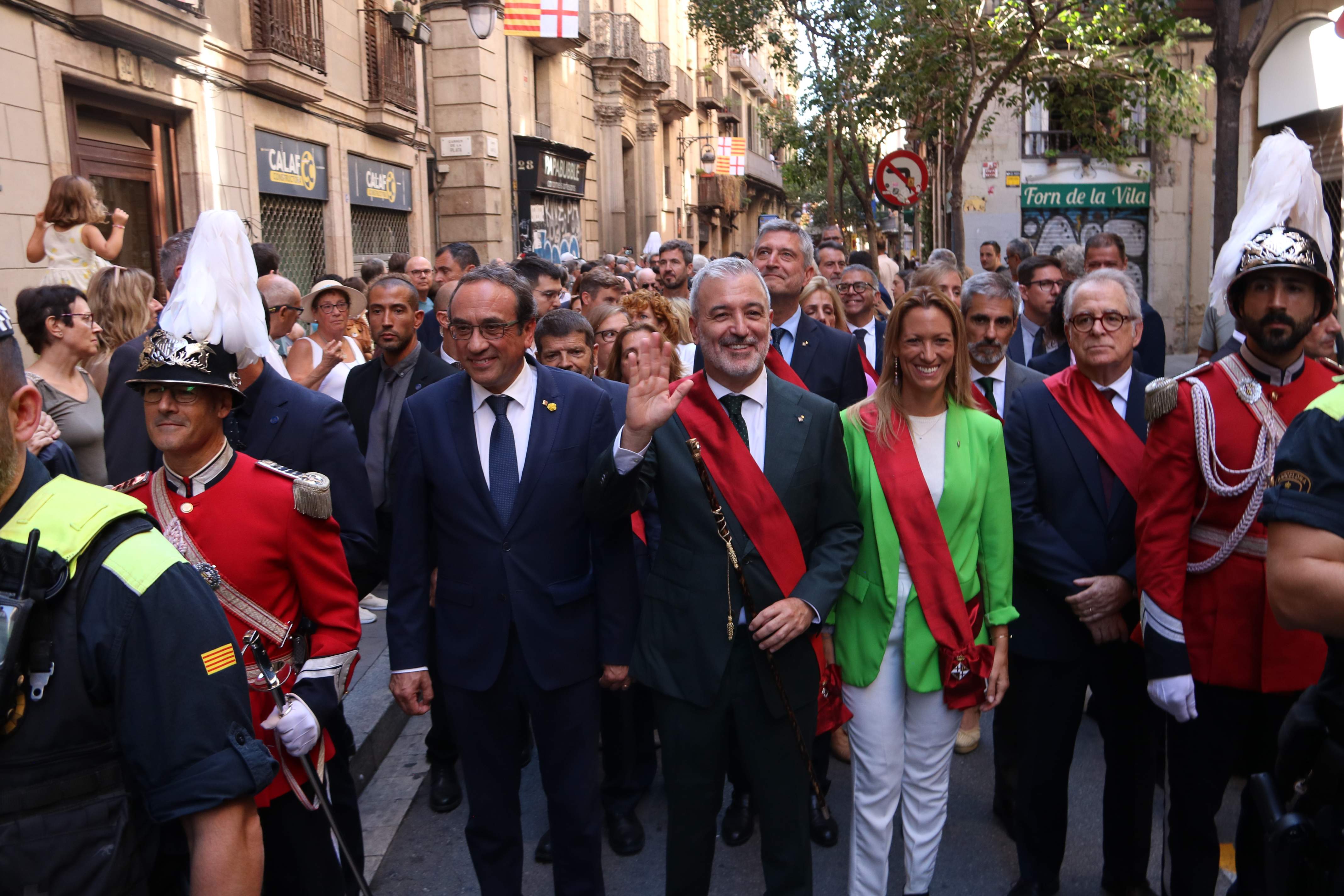 La vaga de biblioteques irromp en el seguici de la Mercè amb crits a Collboni