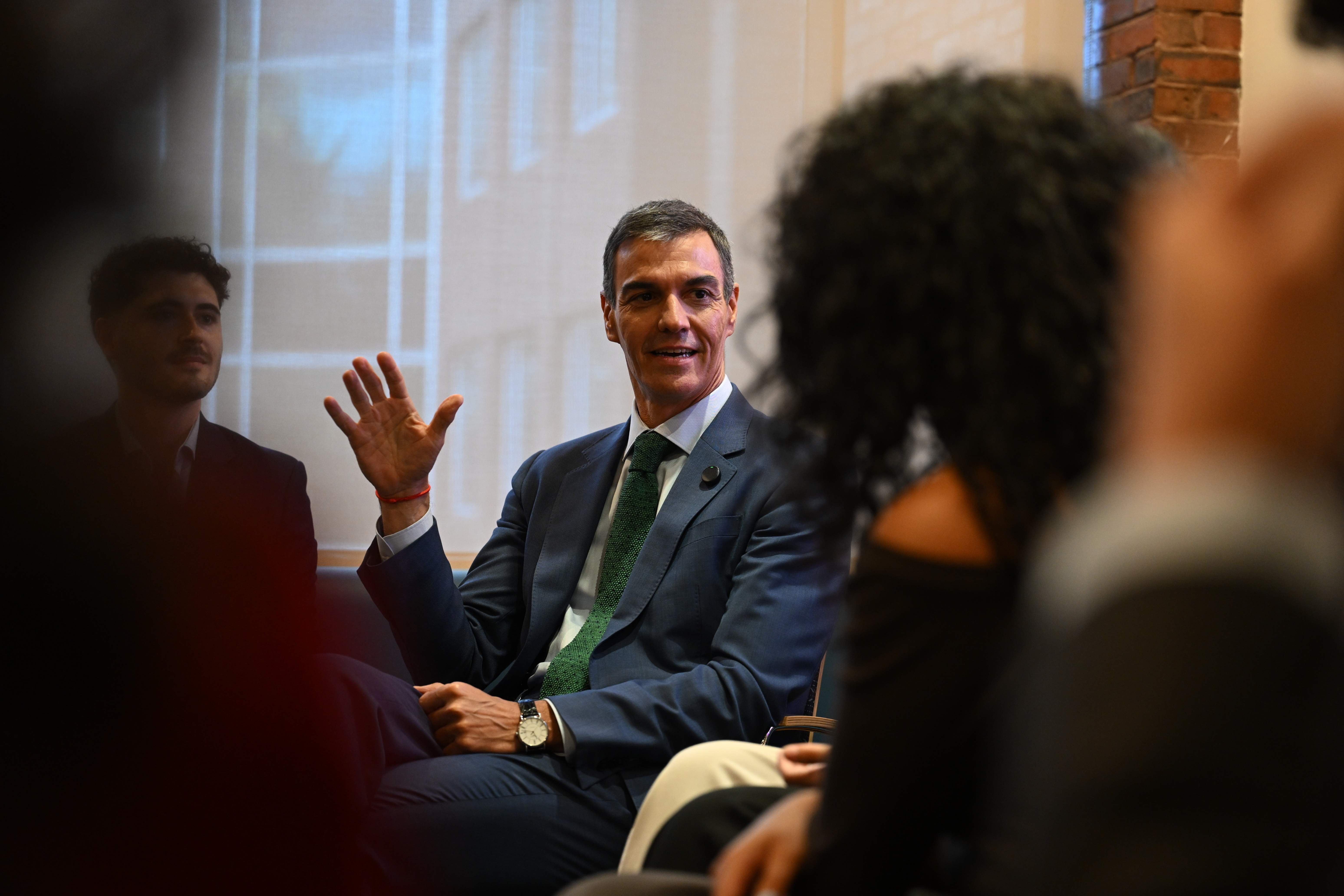 Els alumnes de Harvard fan passar un mal tràngol a Sánchez amb preguntes incòmodes i eclipsen el seu discurs