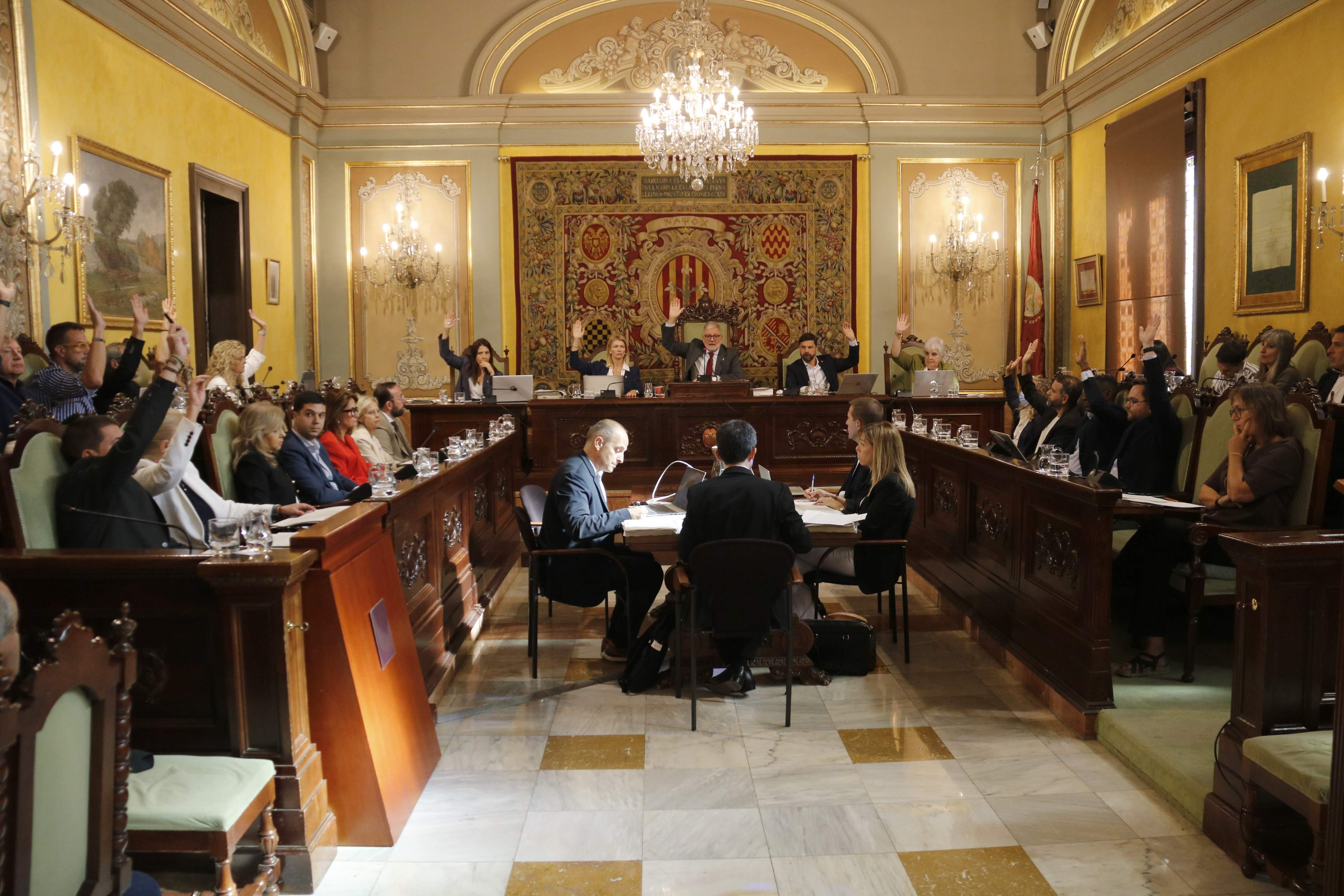 Lleida consuma la prohibición de llevar burka y nicab en espacios públicos con los votos de PSC, Junts y Vox