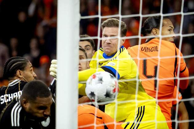 Ter Stegen en el gol anulat de Van Dijk per falta de Brobbey / Foto: EFE Ter Stegen en el gol anulat de Van Dijk per falta de Brobbey / Foto: EFE