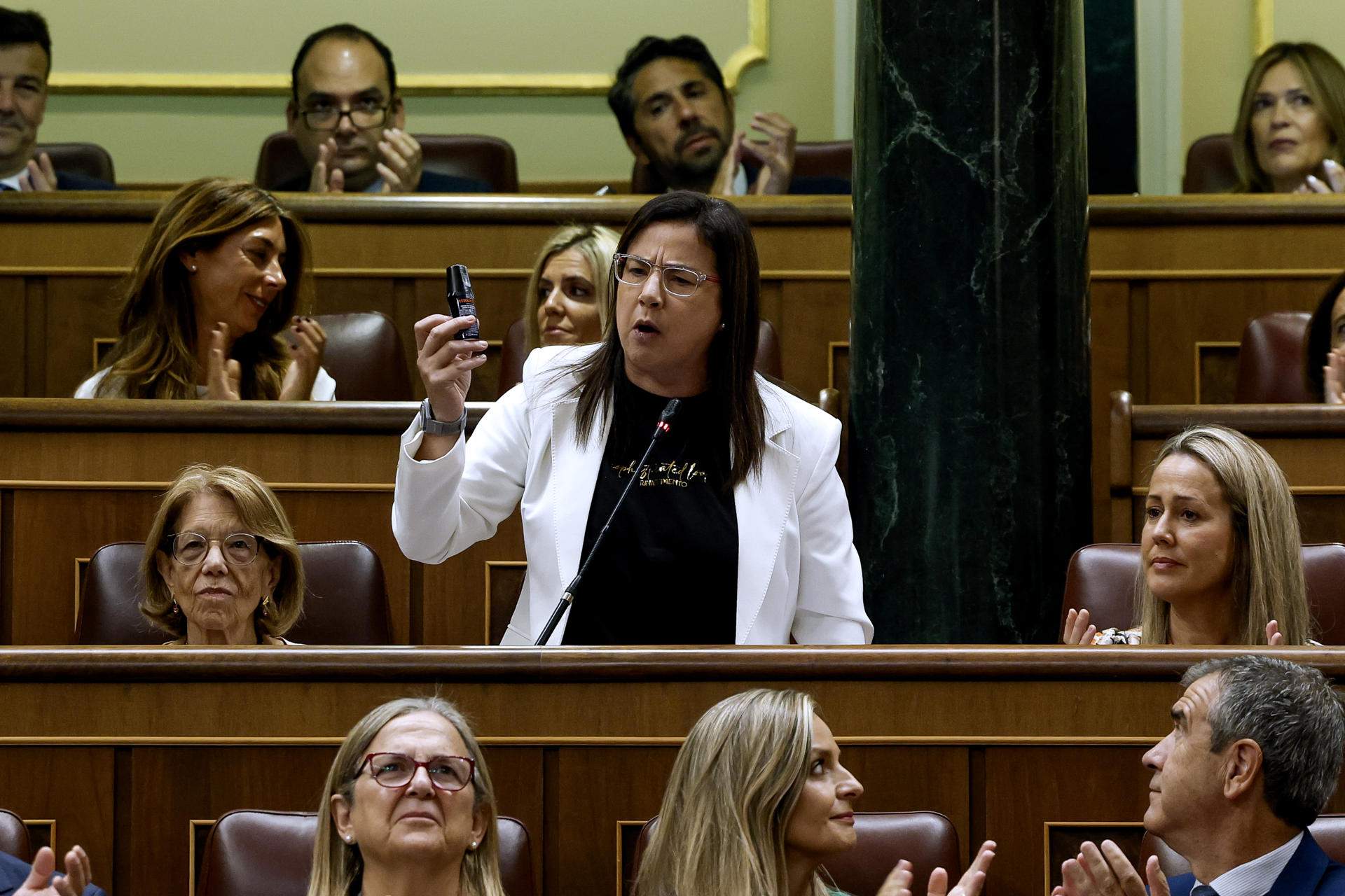 El Congrés estudiarà sancionar la diputada del PP que va ensenyar un esprai de gas pebre al ple