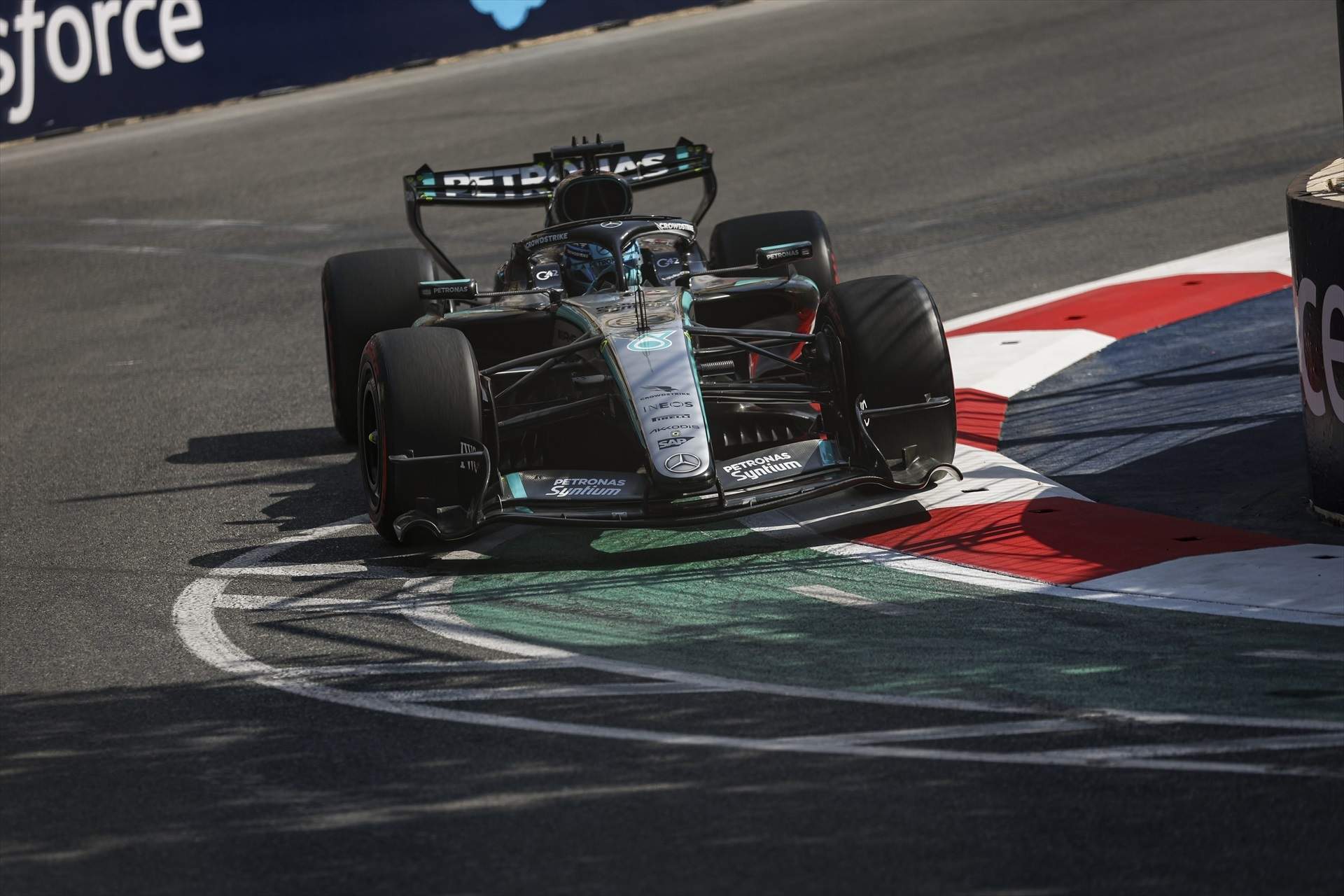 Kimi Antonelli s'estavella a Bakú i Russell s'emporta la pole sense despentinar-se