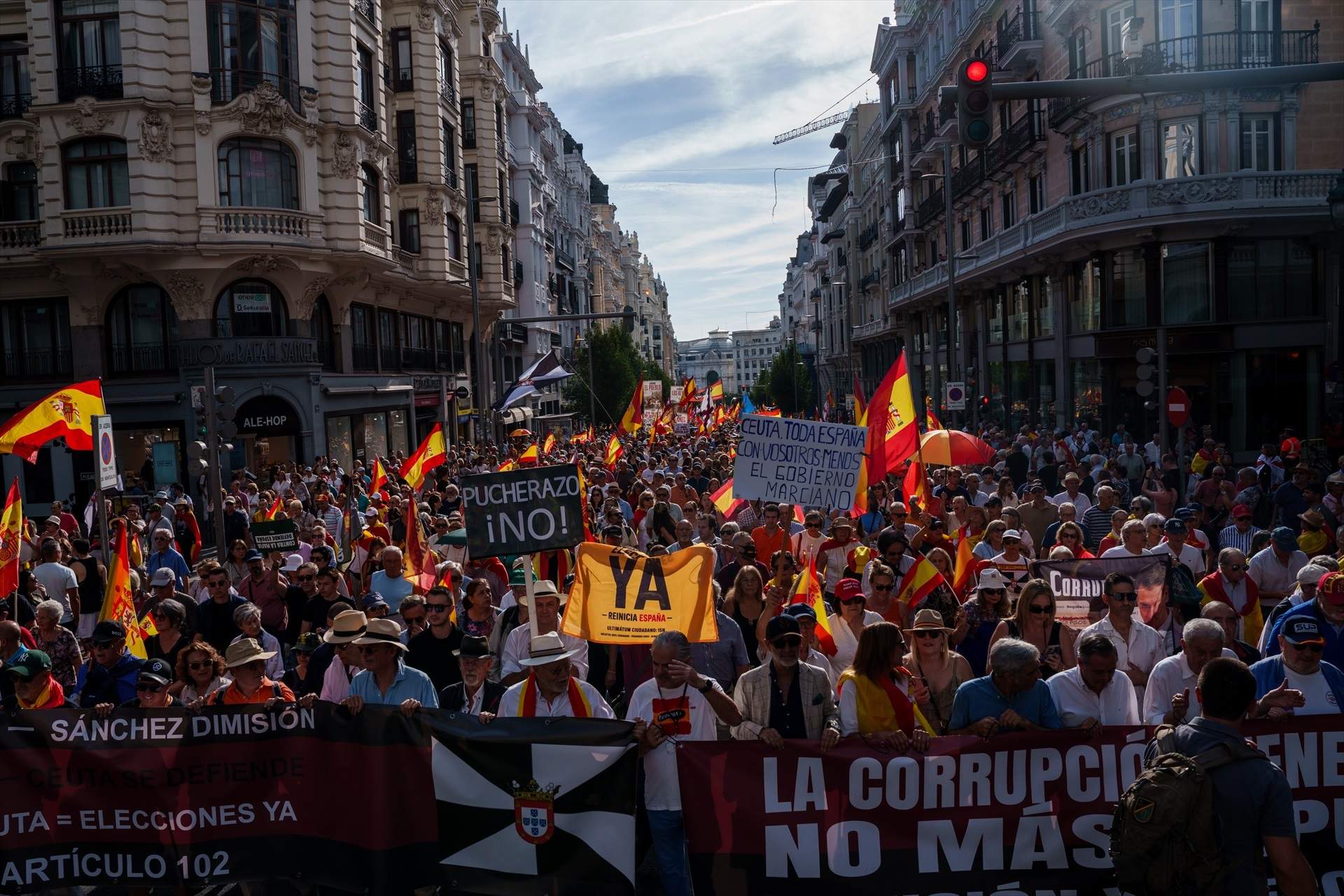 La crisi de Ceuta porta milers de persones als carrers de Madrid per exigir eleccions i la dimissió de Sánchez