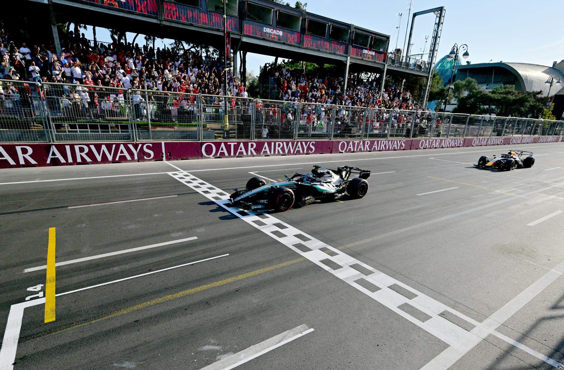 George Russell resisteix a un final caòtic a Bakú i Fernando Alonso suma un nou fracàs
