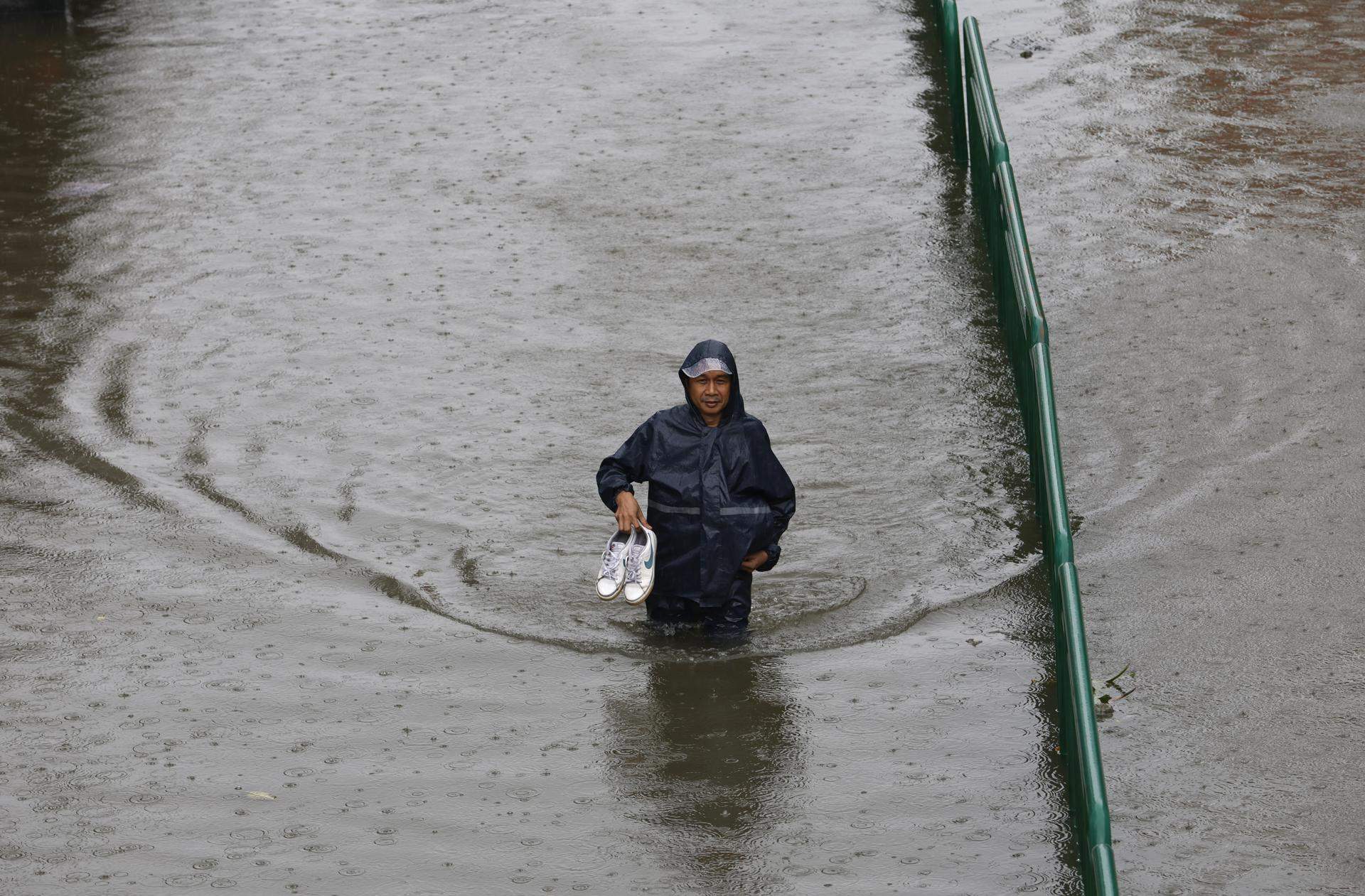 Las fuertes lluvias colapsan Bangkok y dejan decenas de carreteras inundadas | VÍDEOS