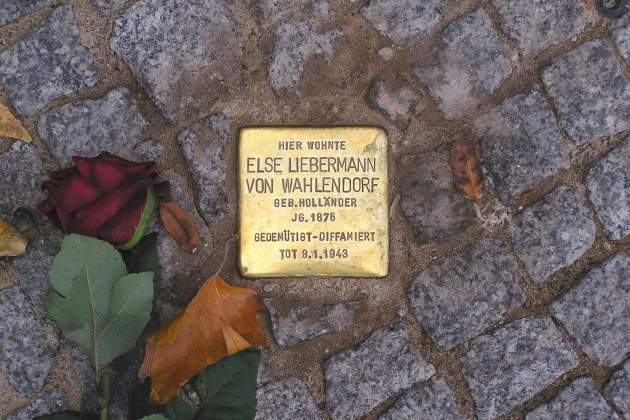 Una Stolpersteine a Berlín / Axel Mauruszat Una Stolpersteine a Berlín / Axel Mauruszat