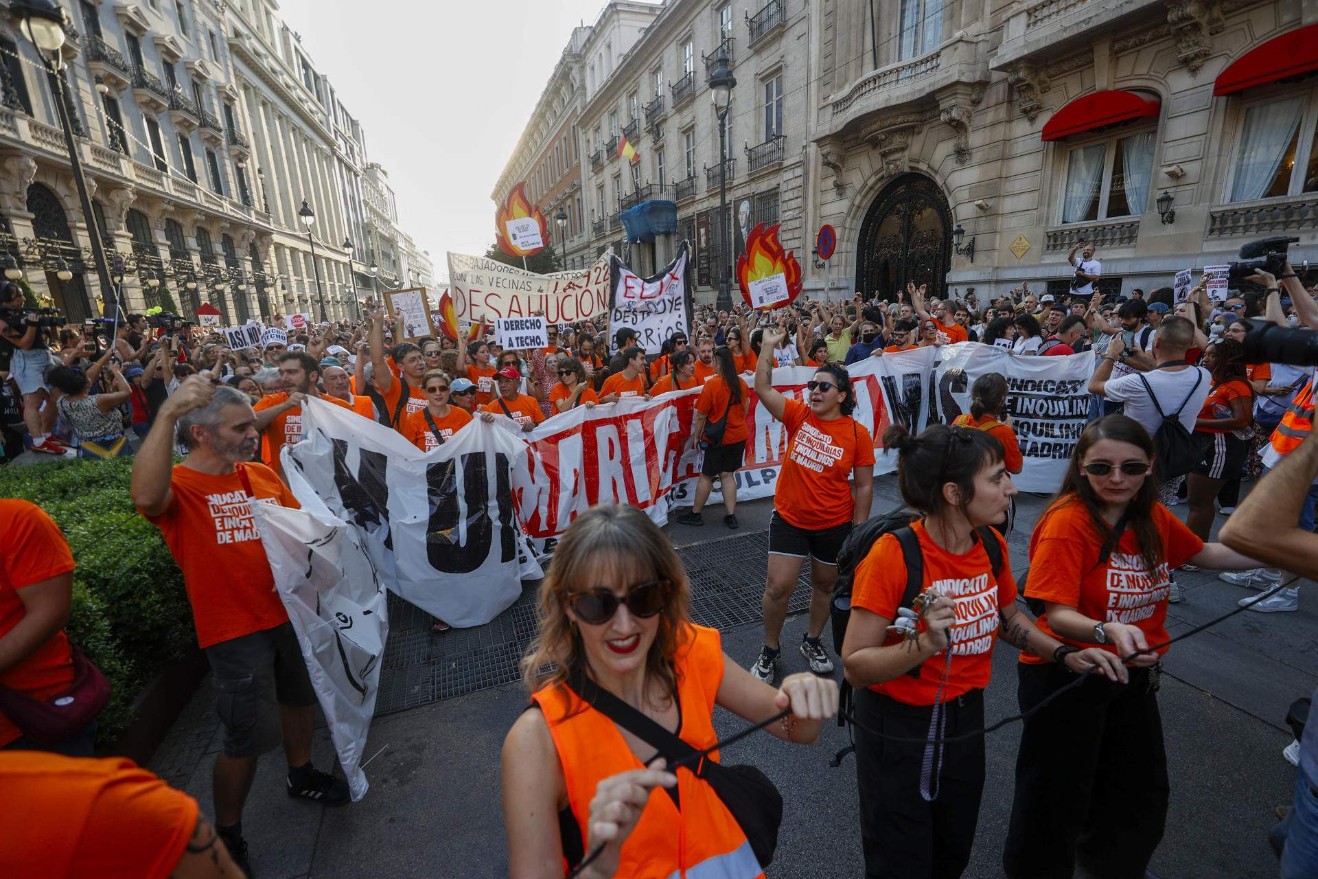 Milers de persones es concentren a Madrid en suport de la Maricarmen, la dona desnonada de 87 anys