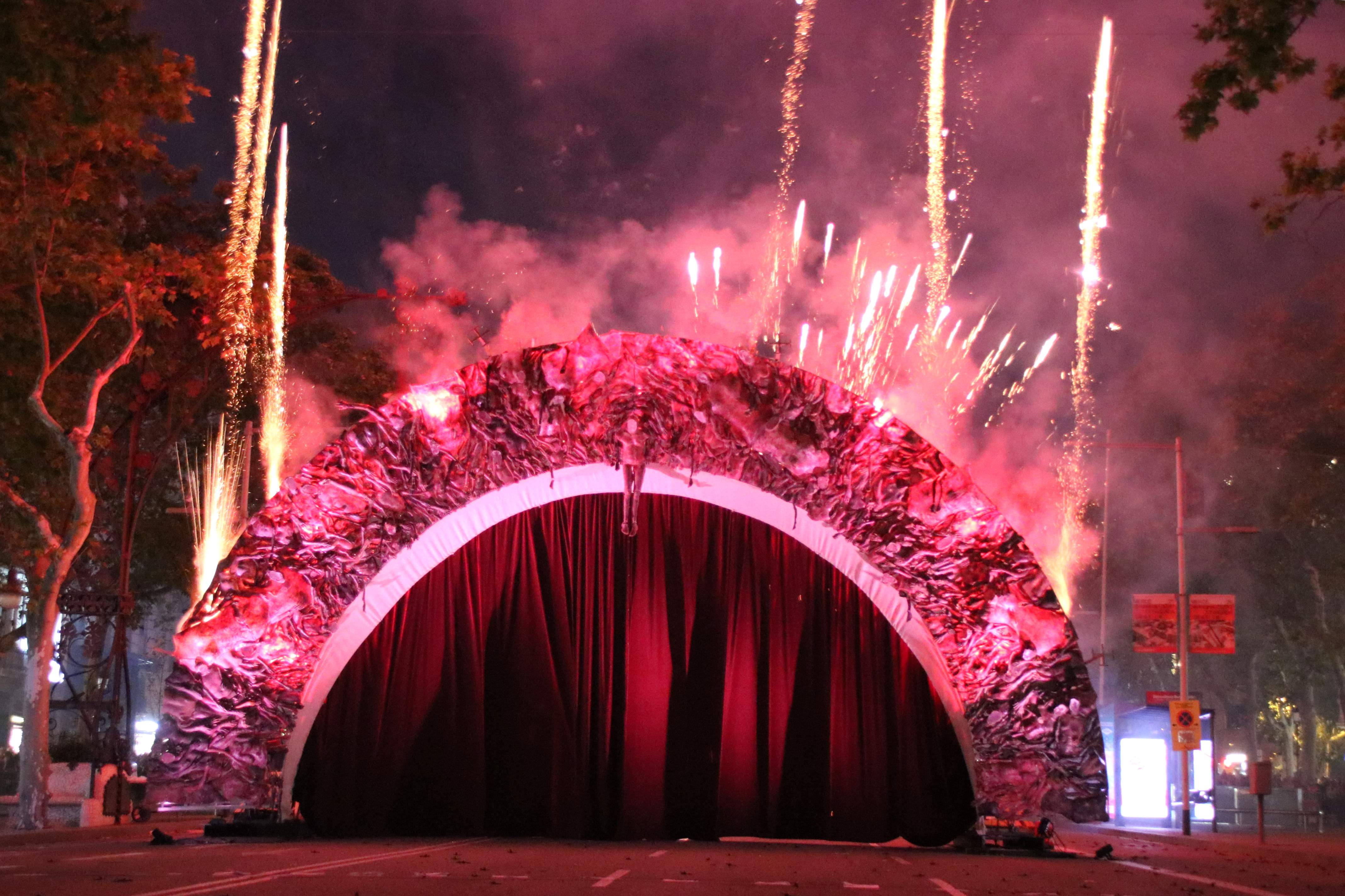 La nueva Puerta del Infierno enciende un paseo de Gràcia a rebosar en el correfoc de la Mercè