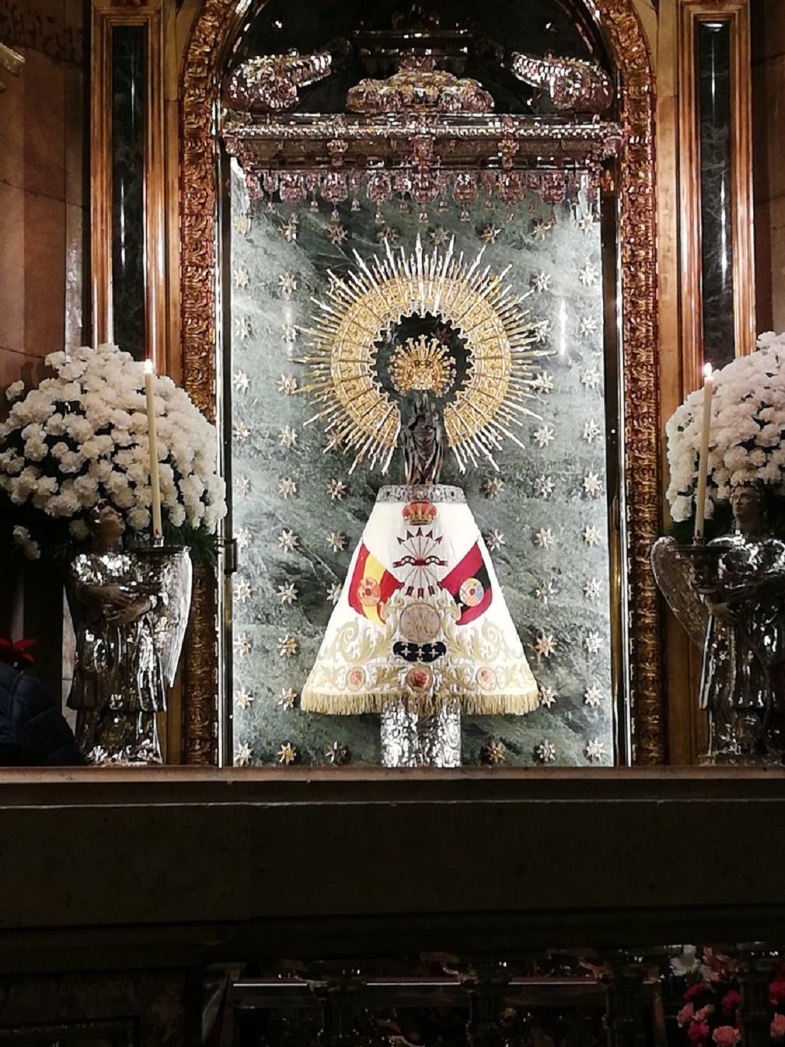 Visten a la Virgen del Pilar con un manto falangista