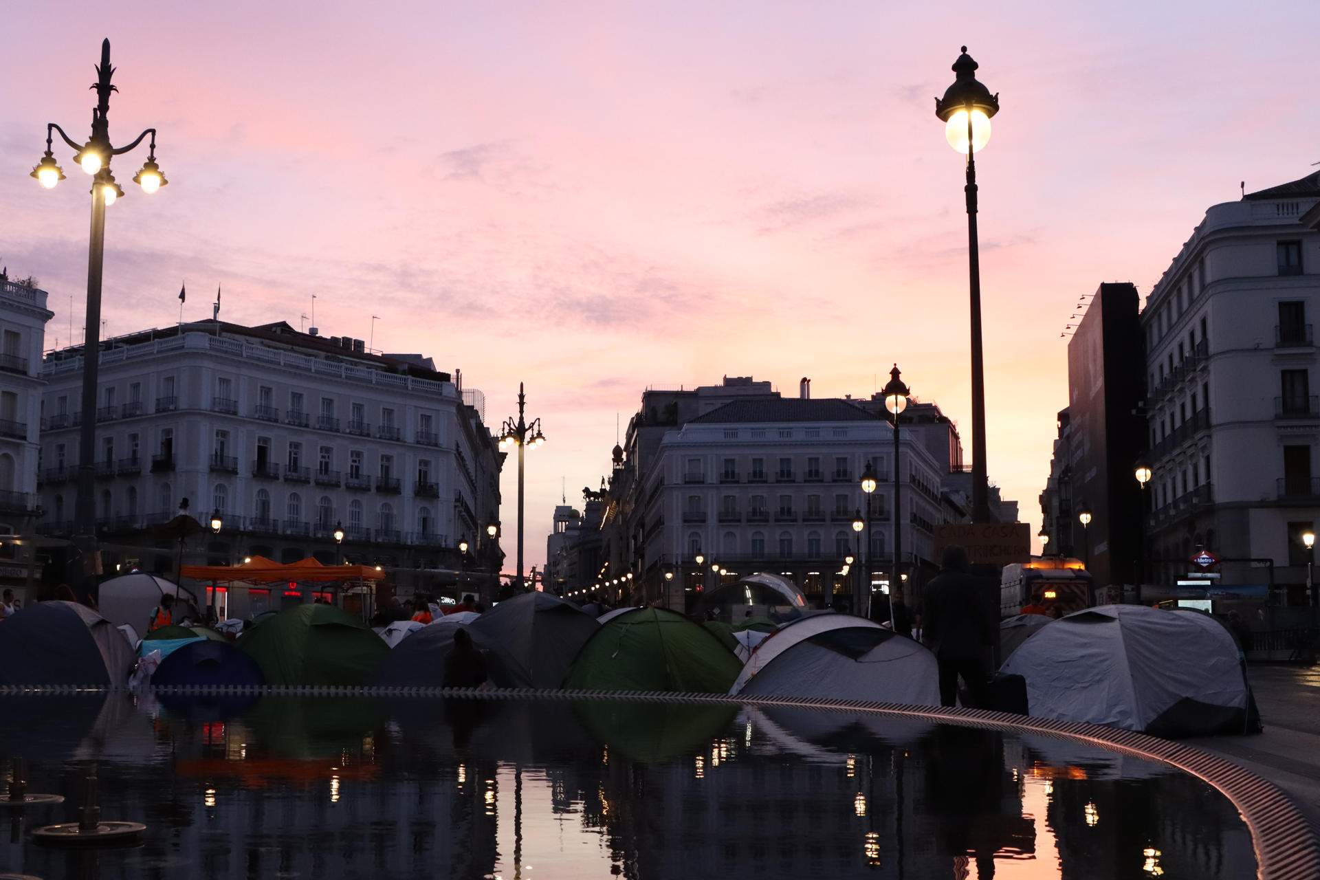 Los acampados de Sol preparan la segunda noche en la calle mientras Sánchez negocia el 'decreto Maricarmen'