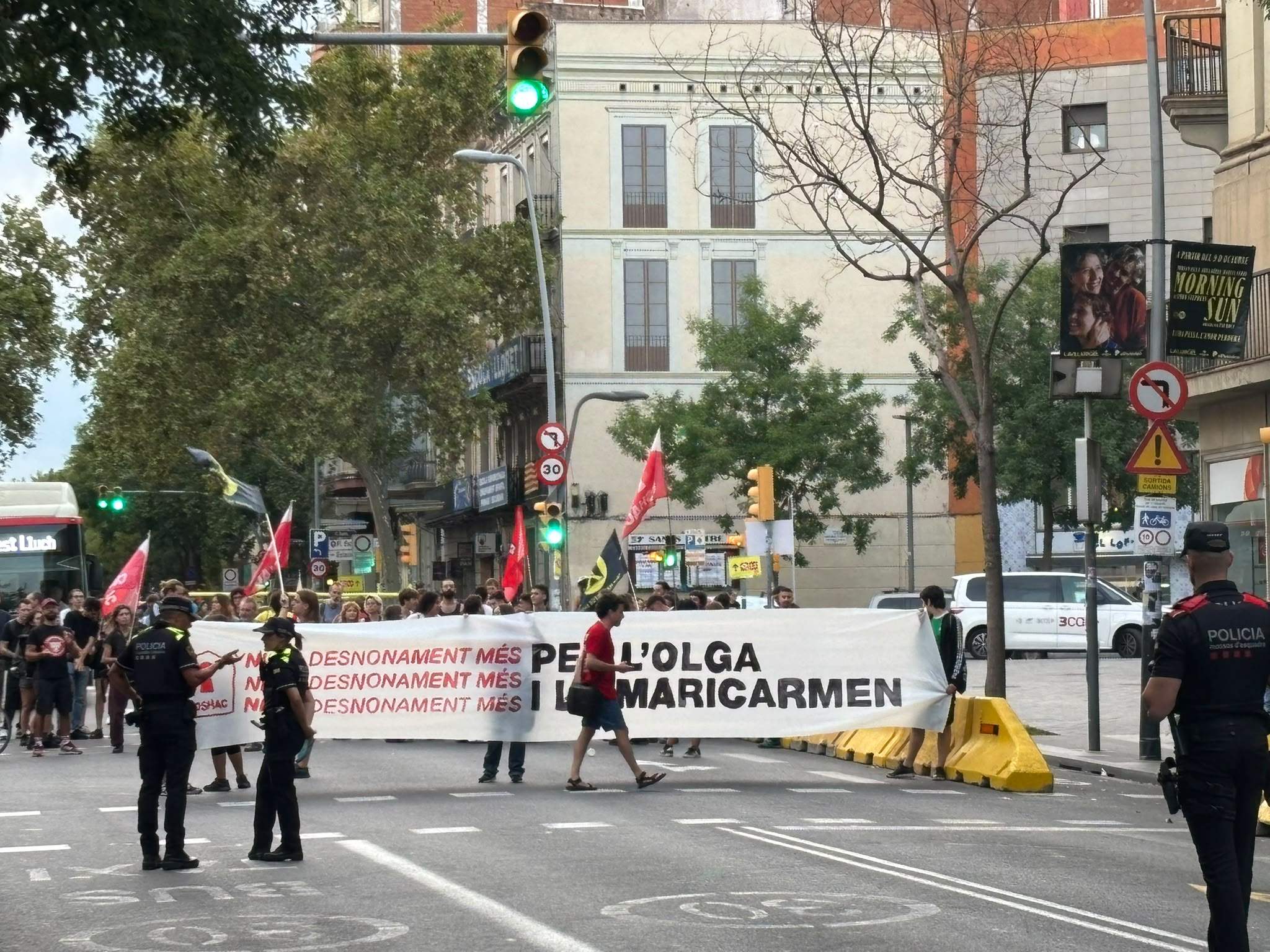 Protestes per l'habitatge a Barcelona: talls a la Meridiana, Còrsega i Sants