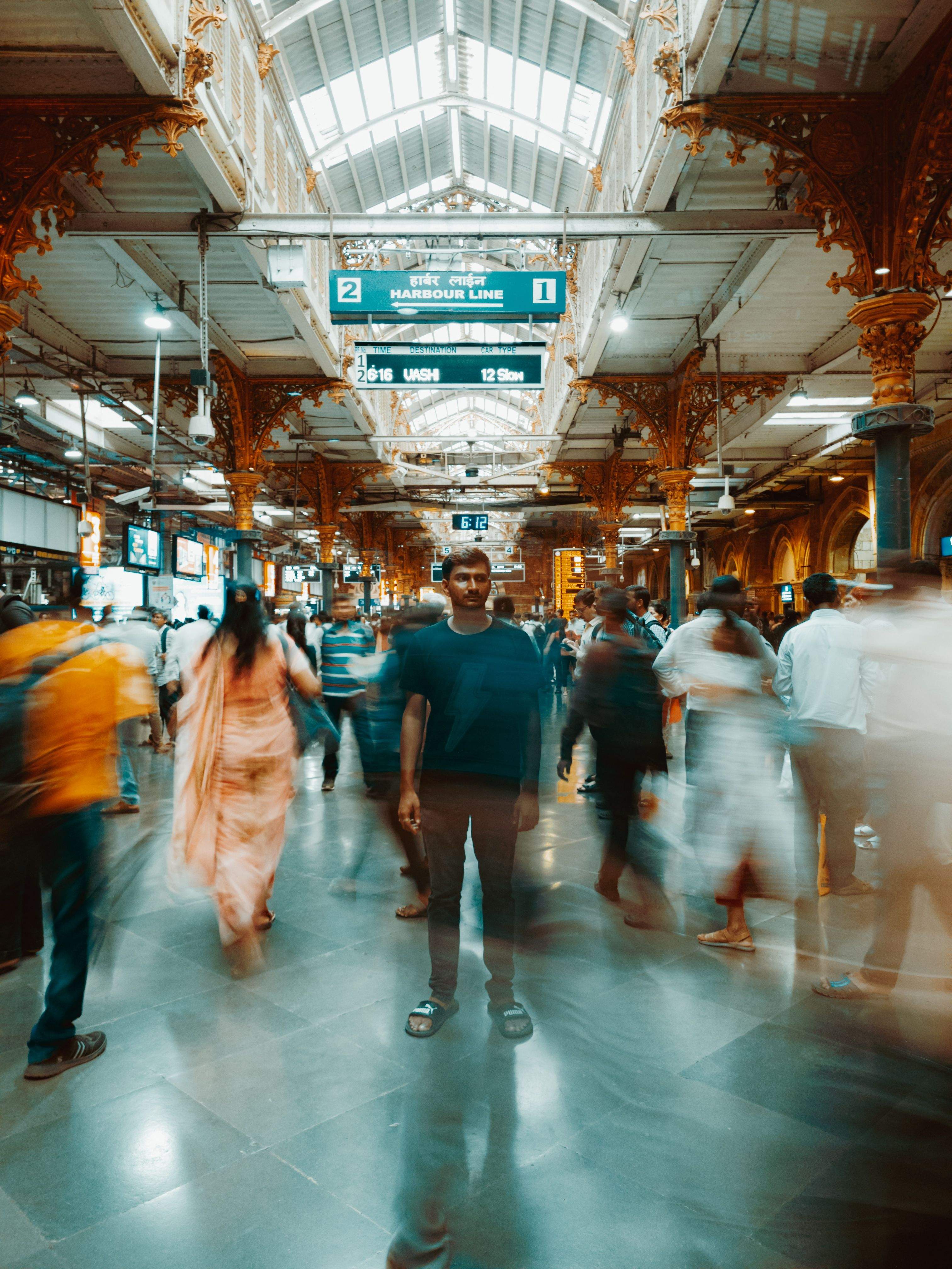 La impresionante estación de la India que parece un palacio y recibe millones de pasajeros cada día