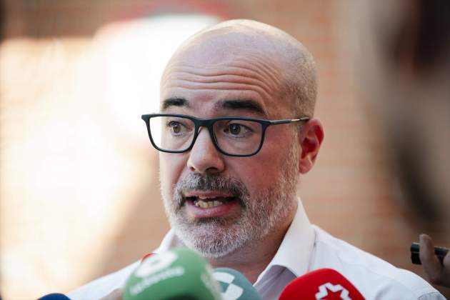 El delegado del Gobierno en Madrid, Francisco Martín, denunciado por Manos Limpias por permitir la acampada por la vivienda en la Puerta del Sol  (2)