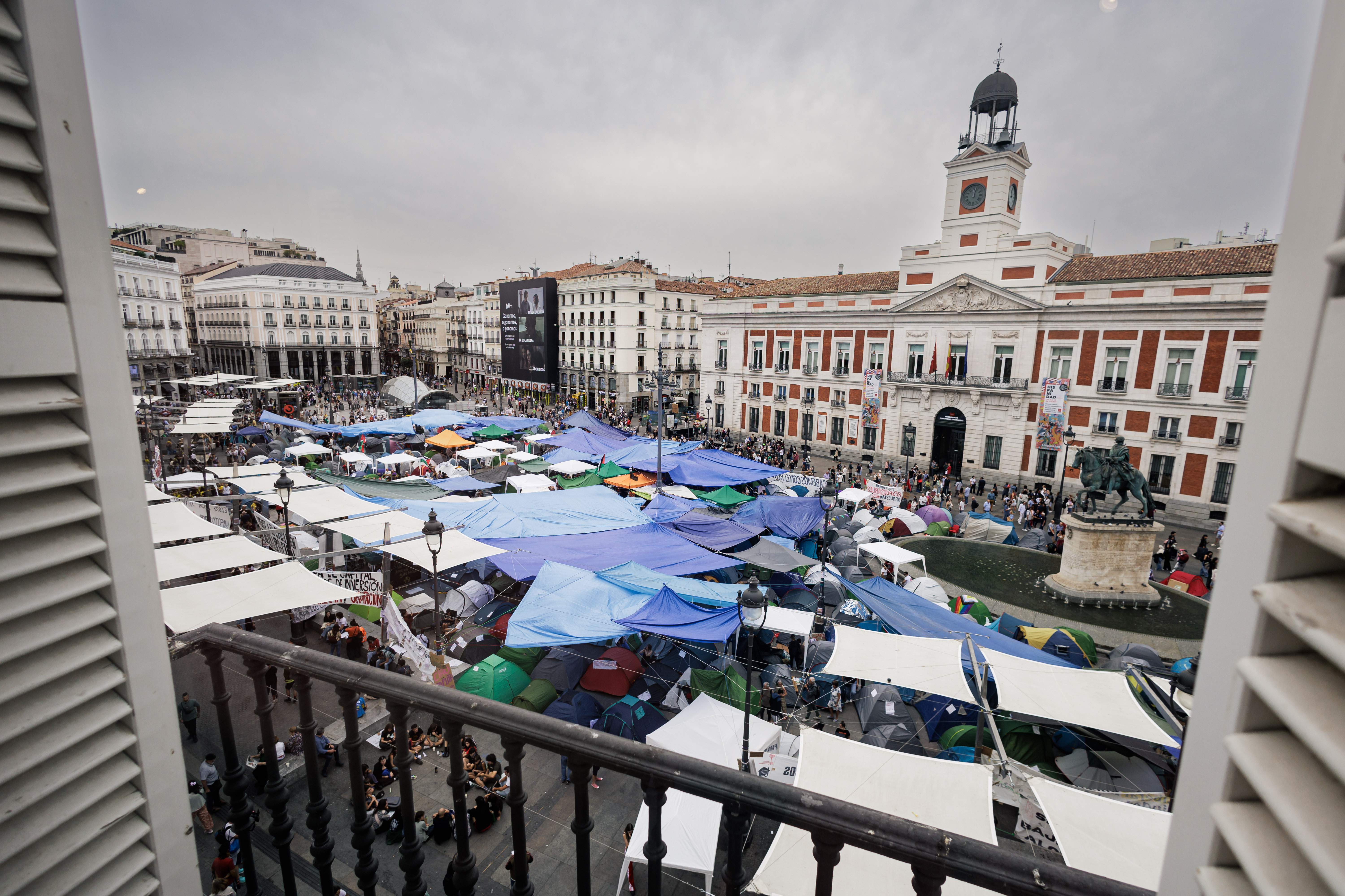 Manos Limpias se querella contra el delegado del Gobierno en Madrid por permitir la acampada en Sol