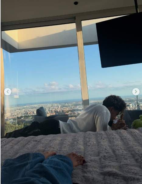 Suite principal de la mansió Lamine, amb Inés als peus, Instagram Suite principal de la mansió Lamine, amb Inés als peus, Instagram