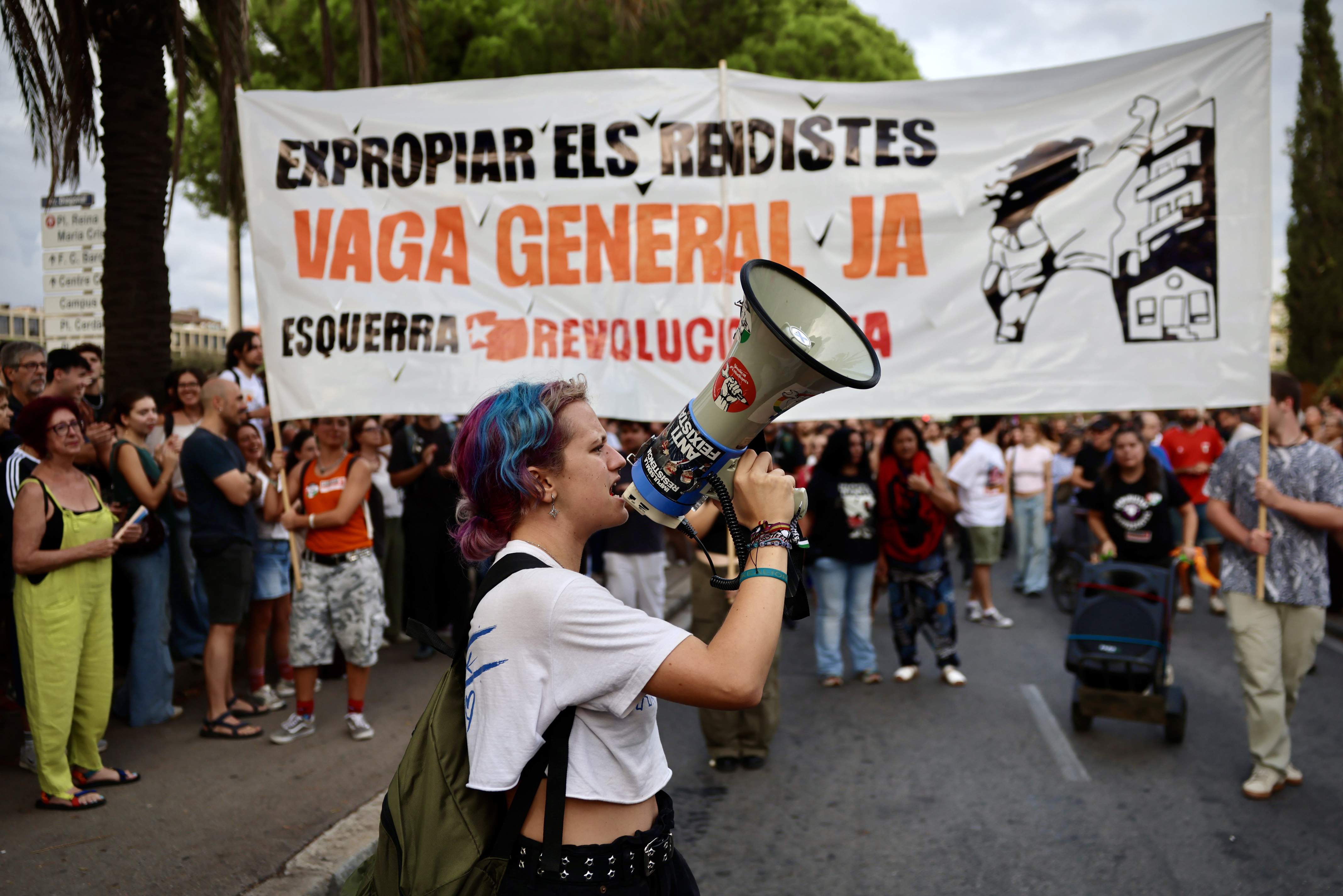 Manifestants per l'habitatge tallen la Diagonal coincidint amb la visita de Sánchez al Palau de Congressos