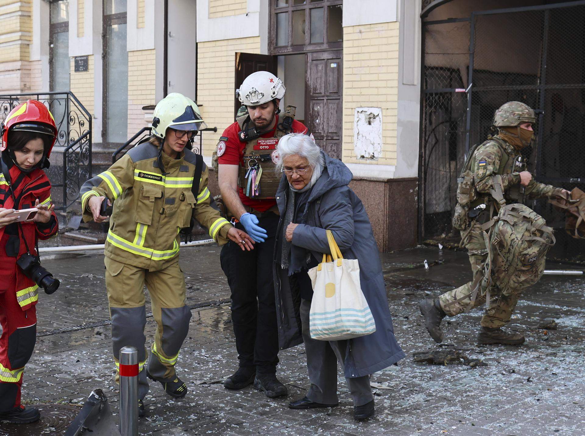 Rússia intensifica els bombardejos sobre Kíiv i Odessa i ataca ports i infraestructures
