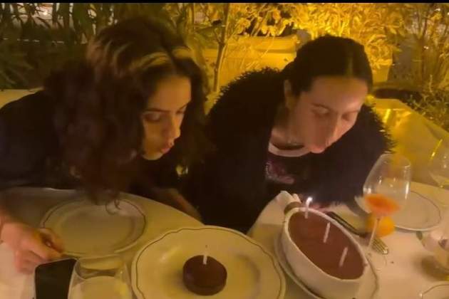 Rosalía i Pili bufen les espelmes / Instagram