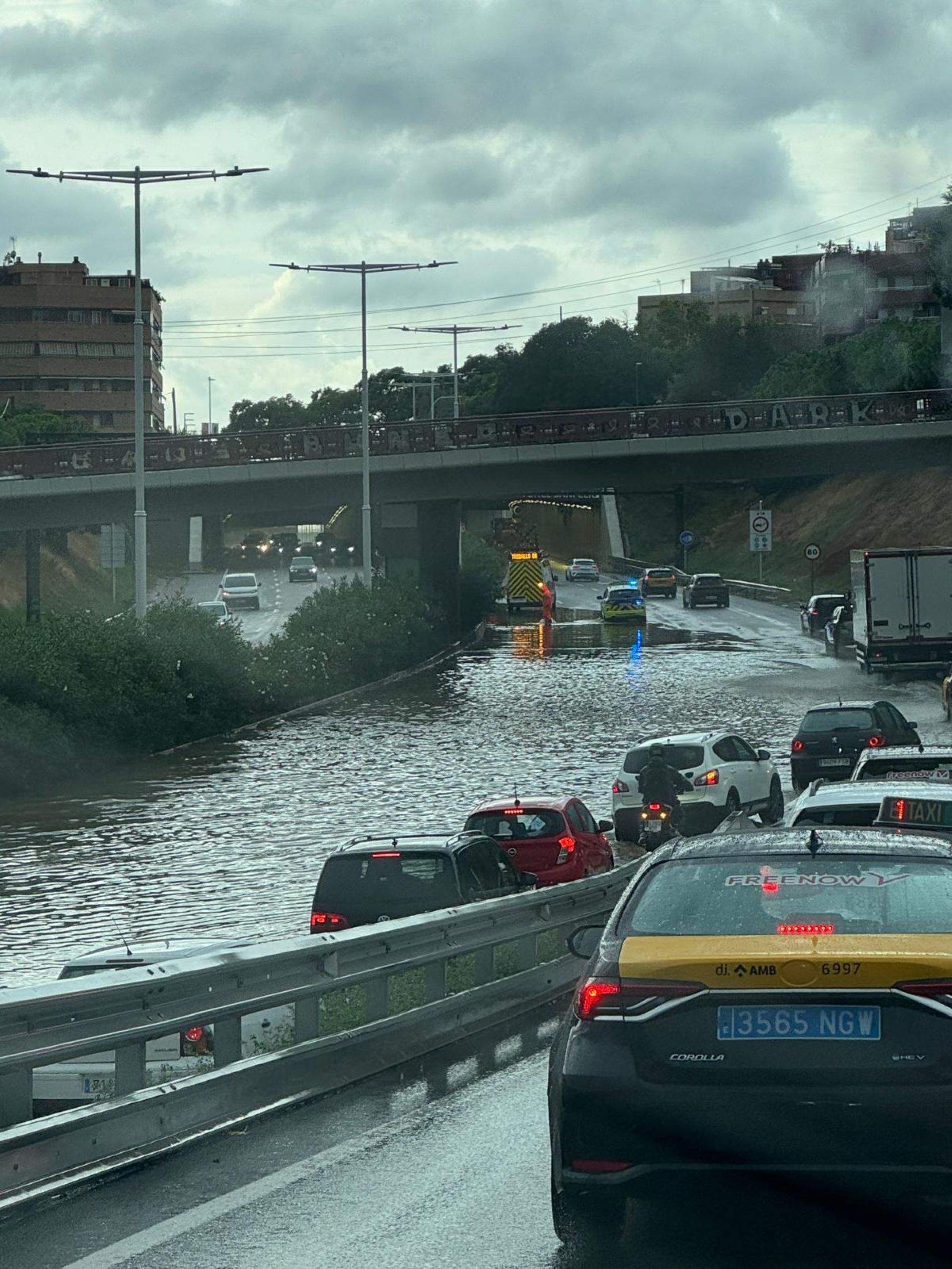 Temporal a Barcelona: accessos i andanes de Metro tancats i talls a la ronda de Dalt i del Mig