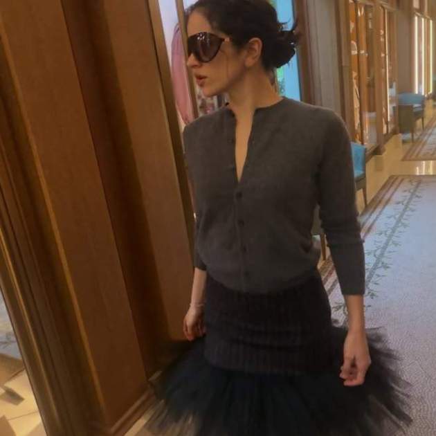 Rosalía lluint outfit per París / Instagram