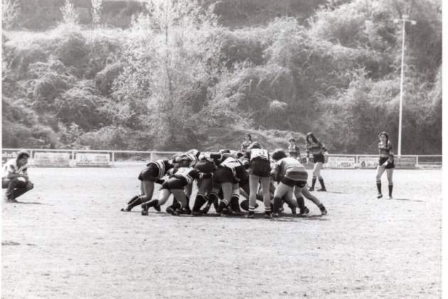 Imatge de les primeres jugadores de rugbi a la comarca d'Osona fent una melé / Foto: UVic Imatge de les primeres jugadores de rugbi a la comarca d'Osona fent una melé / Foto: UVic