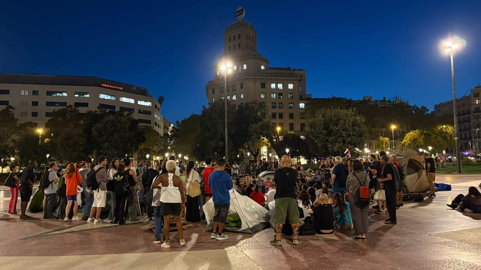 Comença una acampada per l'habitatge a la plaça de Catalunya de Barcelona