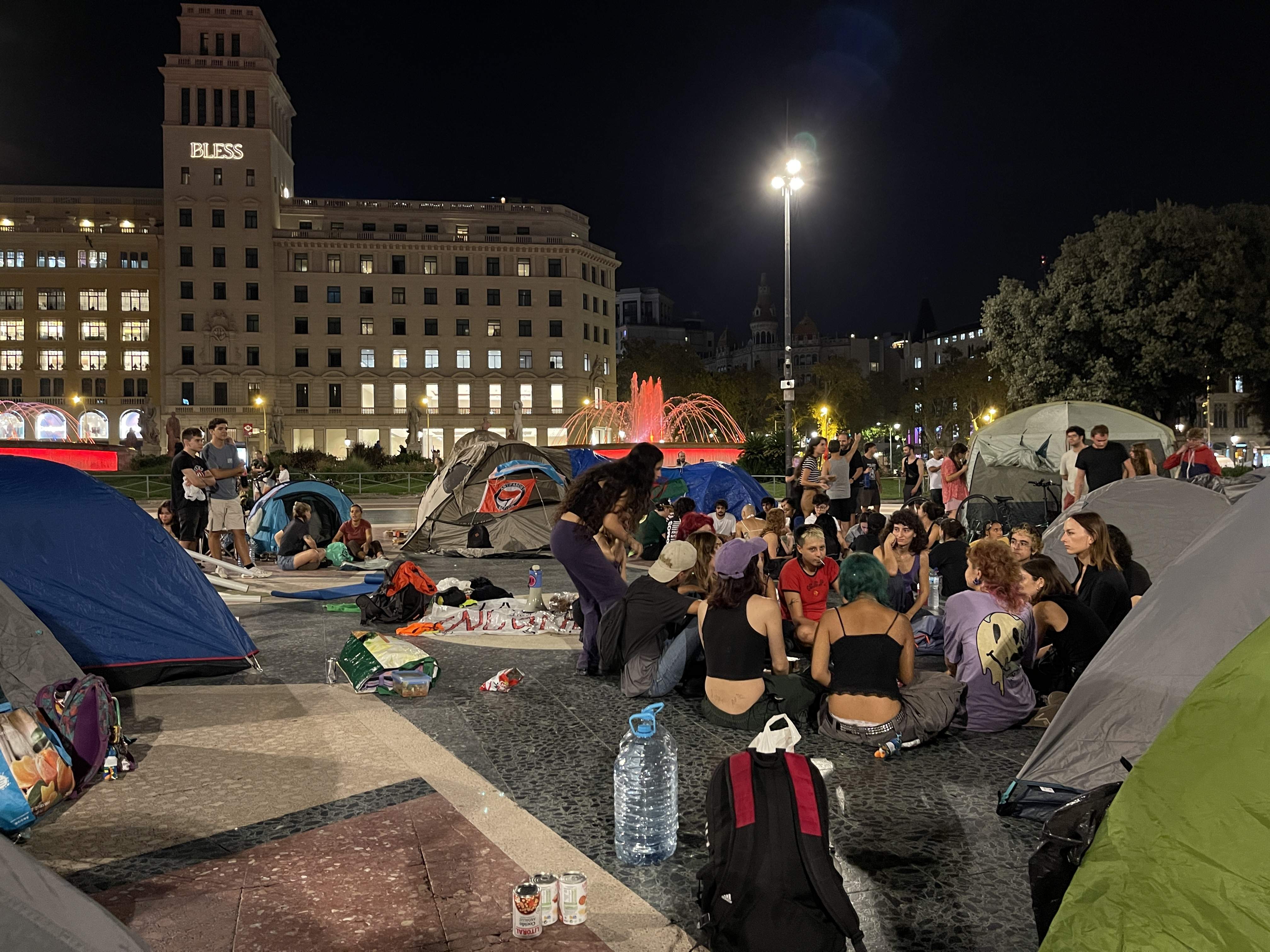 Primera nit de l'acampada per l'habitatge que pren la Plaça Catalunya de Barcelona: "N'estem fartes"