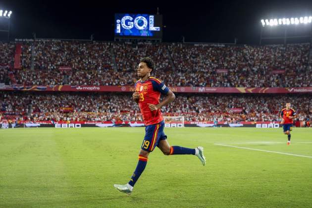 EuropaPress 7809304 29 september 2026 spain sevilla spains lamine yamal celebrates scoring his