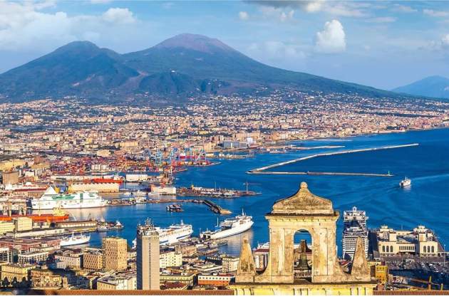 1. Nàpols. Vista de la ciutat, port i badia. Font Ministeri de Turisme d'Itàlia 1. Nàpols. Vista de la ciutat, port i badia. Font Ministeri de Turisme d'Itàlia