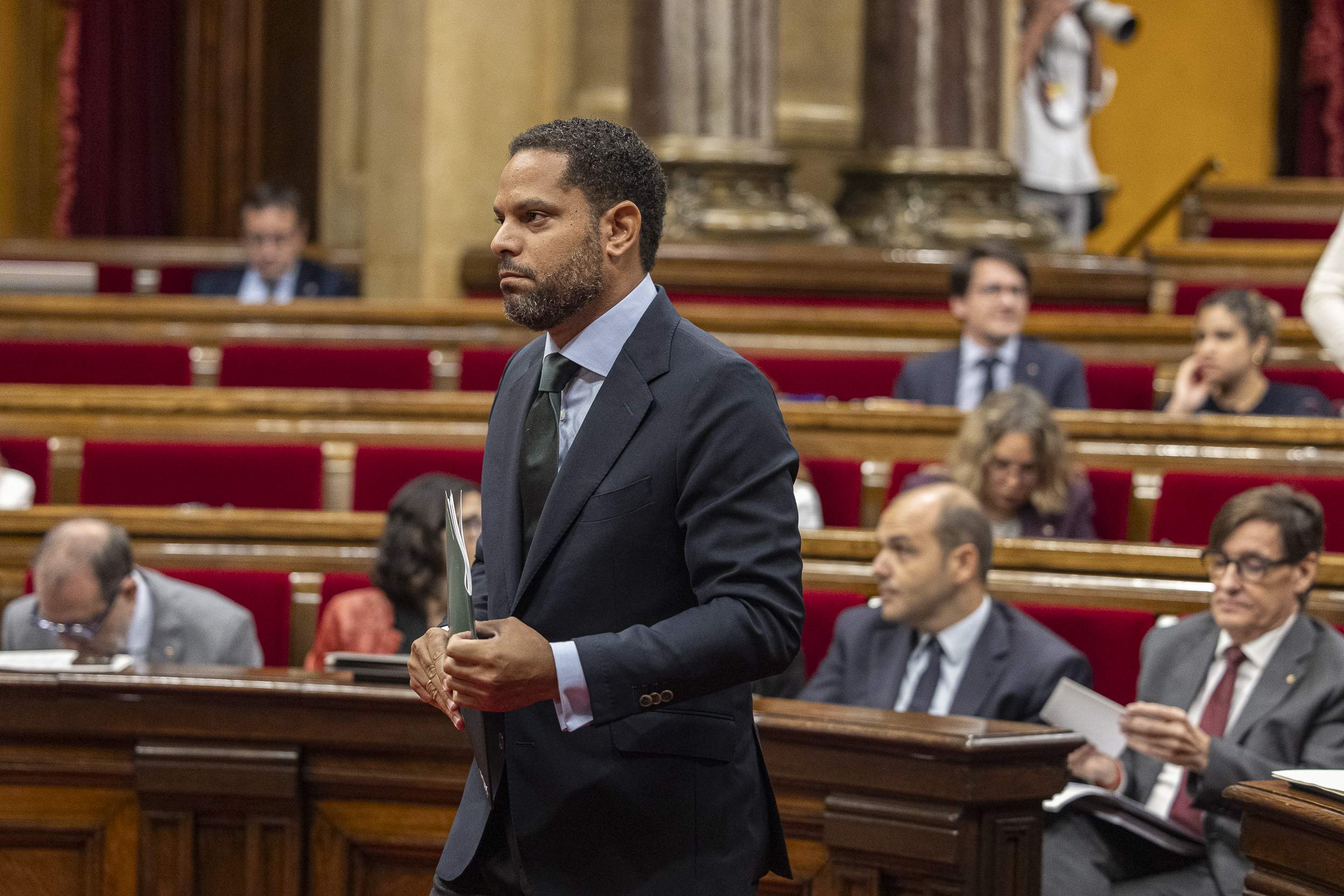 Batussa entre Illa i Vox al Parlament, amb els Comuns titllant Garriga de "nazi": "És un indocumentat"