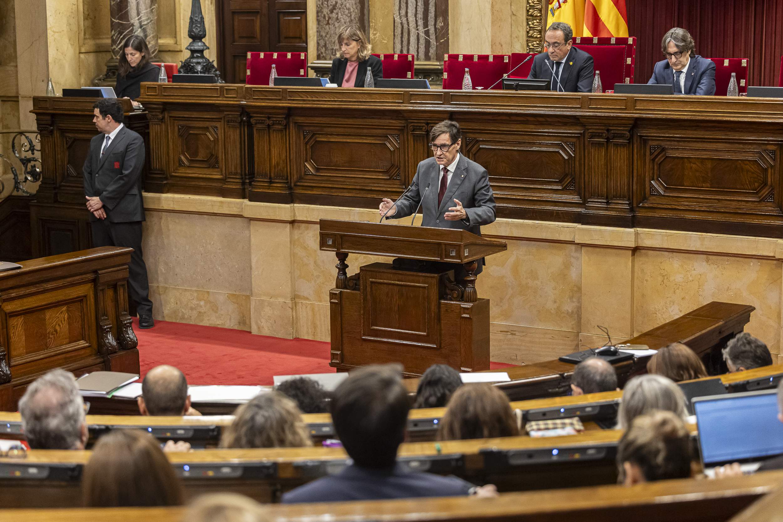 El Parlament insta Illa a utilitzar sempre el català en les intervencions públiques, amb l'aval del PSC