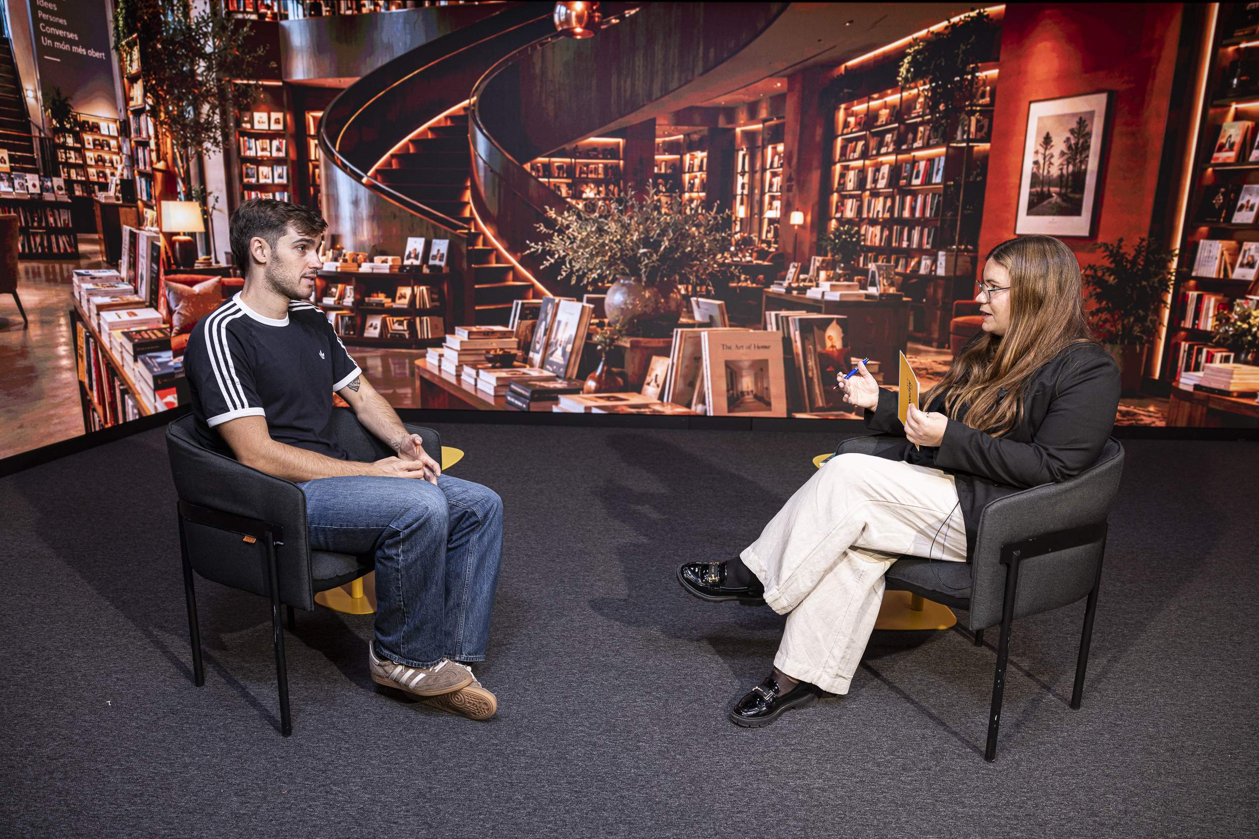 PAU CUSÍ entrevista plató / Foto: Montse Giralt PAU CUSÍ entrevista plató / Foto: Montse Giralt