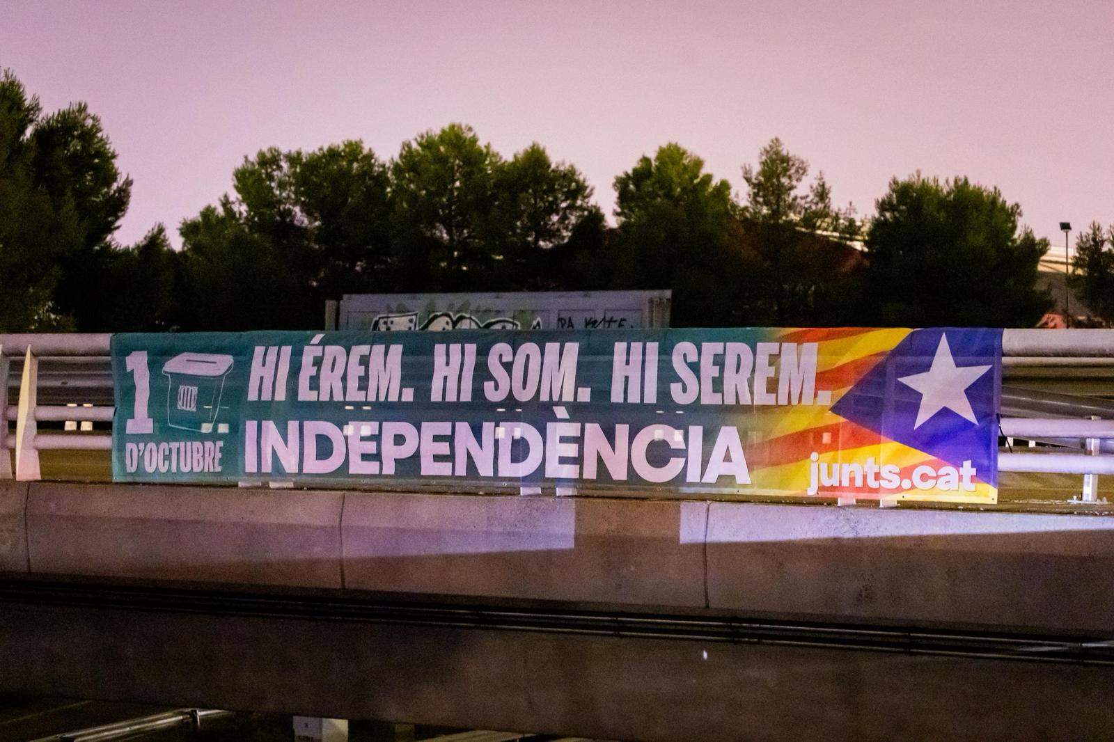 Junts desplega pancartes arreu de Catalunya per reivindicar el seu "compromís" amb l'1 d'Octubre