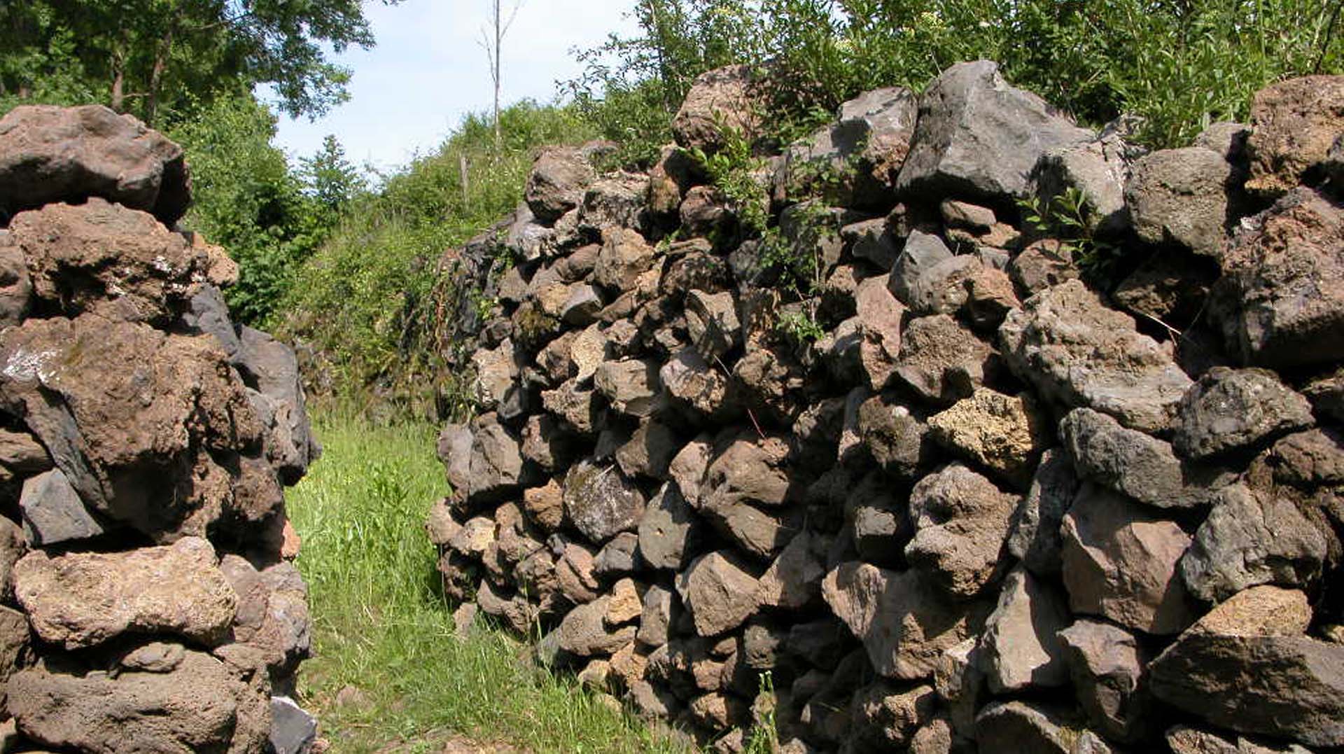 Piedra seca y paisaje en el Parque Natural de la Zona Volcánica de la Garrotxa. Conoce el patrimonio del Bosque de Tosca con la Wikipedra