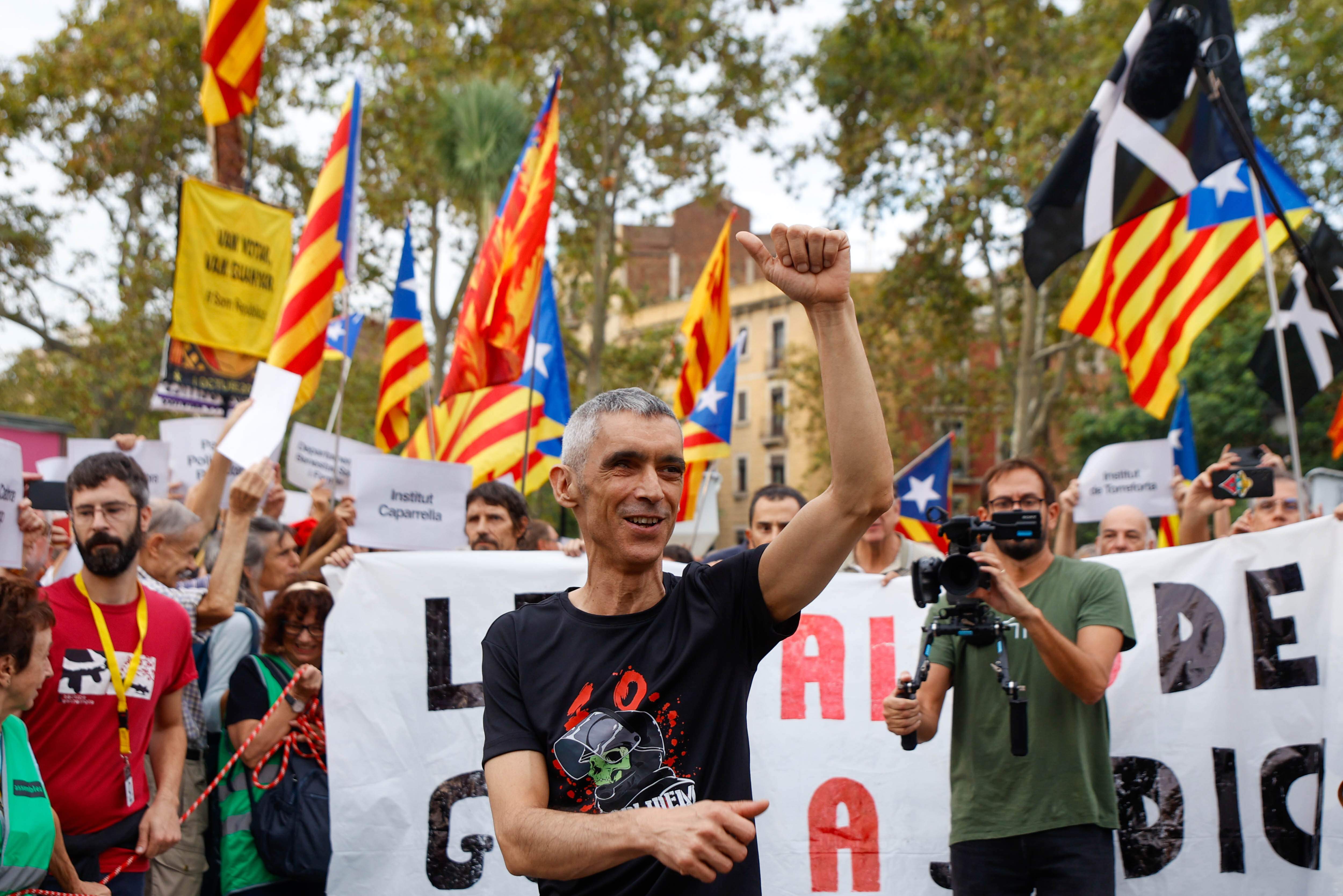 Crits d'independència en l'acte de suport a Español pel judici contra els policies que el van ferir l'1-O