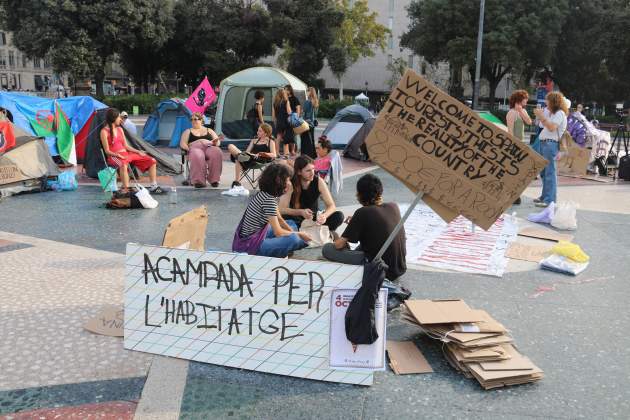L'acampada per l'habitatge a plaça Catalunya suma ja 300 persones i 60 tendes. El Sindicat de Llogateres se suma i fa una crida a unir se ACN (2) L'acampada per l'habitatge a plaça Catalunya suma ja 300 persones i 60 tendes. El Sindicat de Llogateres se suma i fa una crida a unir se ACN (2)