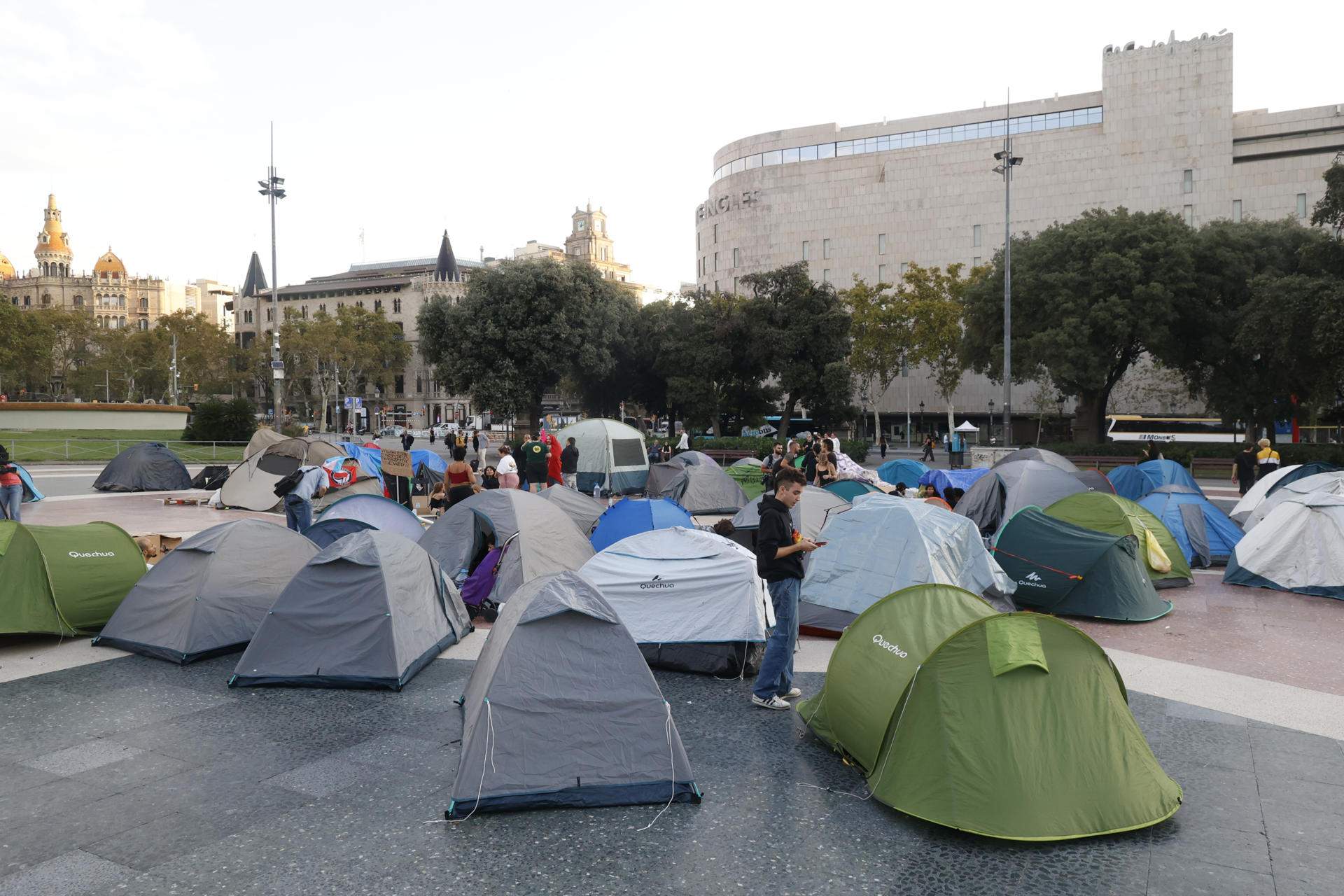 El Sindicat de Llogateres se suma a l'acampada de plaça Catalunya, que aplega ja 300 persones