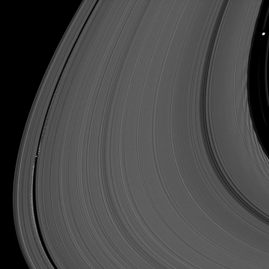 Nuestra Luna provoca mareas en la Tierra, pero esta diminuta luna de Saturno crea enormes ondas en sus anillos