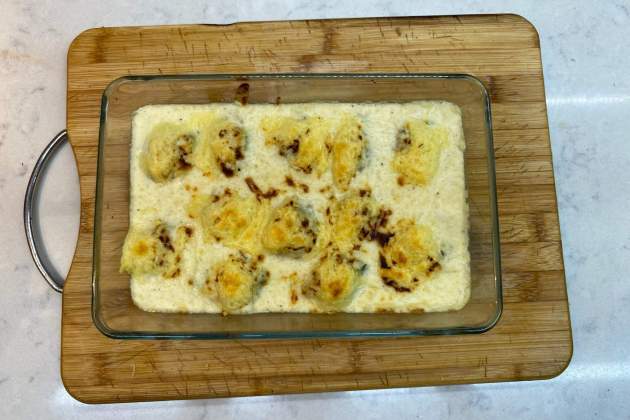 Ous farcits gratinats amb beixamel. / Foto: Iaia Atòmica Ous farcits gratinats amb beixamel. / Foto: Iaia Atòmica