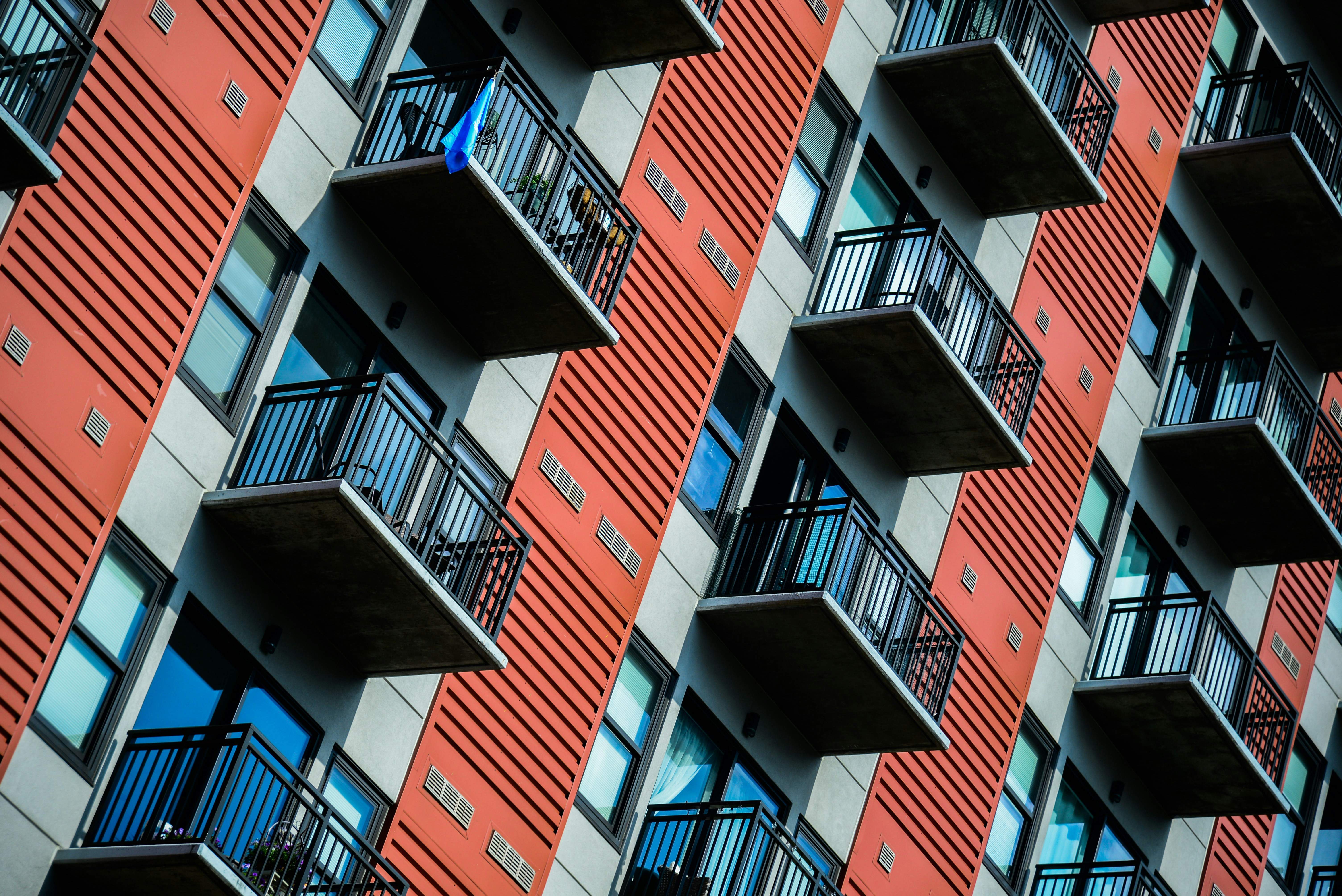 Illa no consigue avalar la compra compartida de vivienda y el Parlament reclama más competencias
